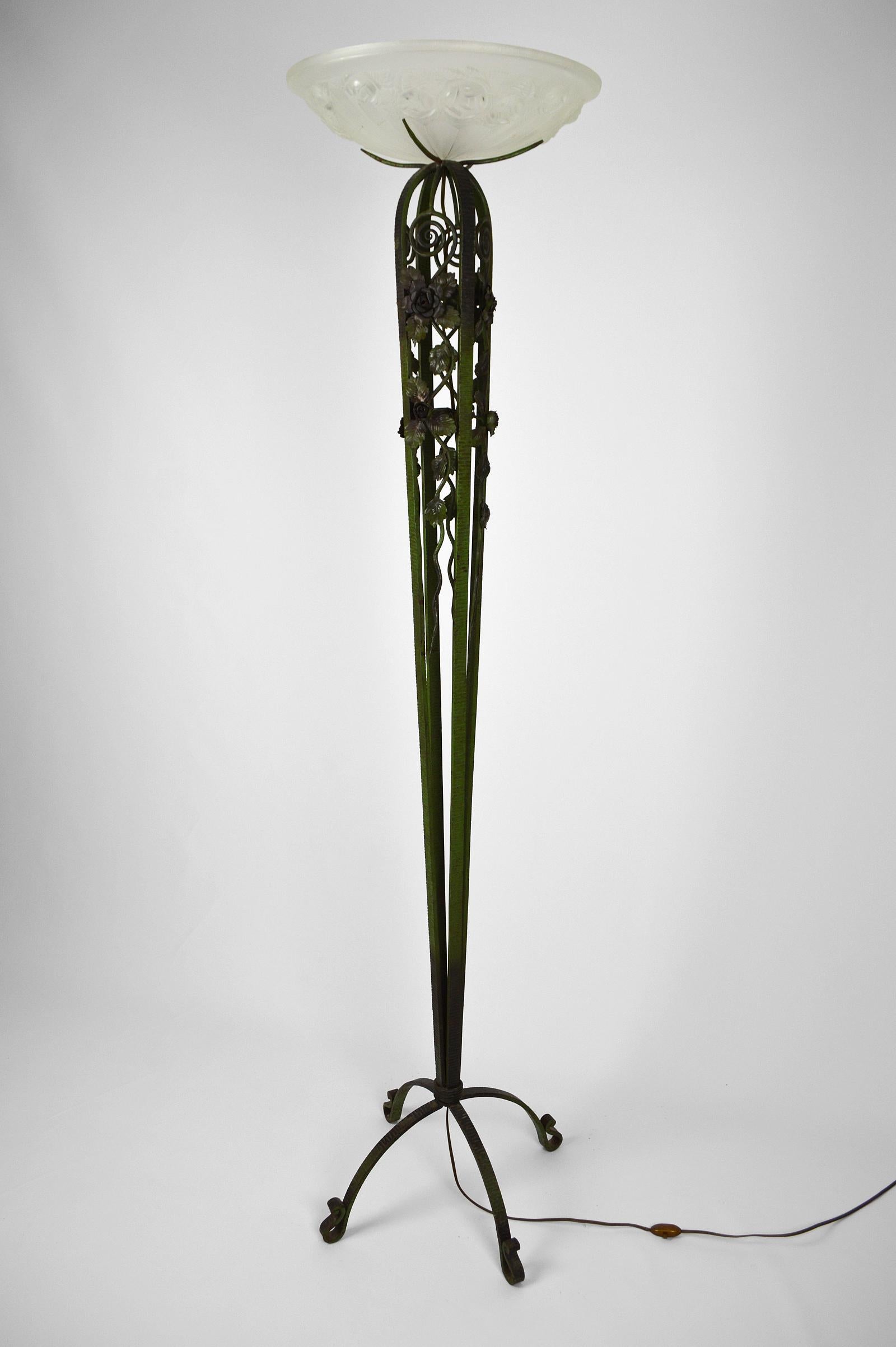 Art Deco Floor Lamp in Wrought Iron and Green Patina, France, circa 1930 In Good Condition For Sale In VÉZELAY, FR