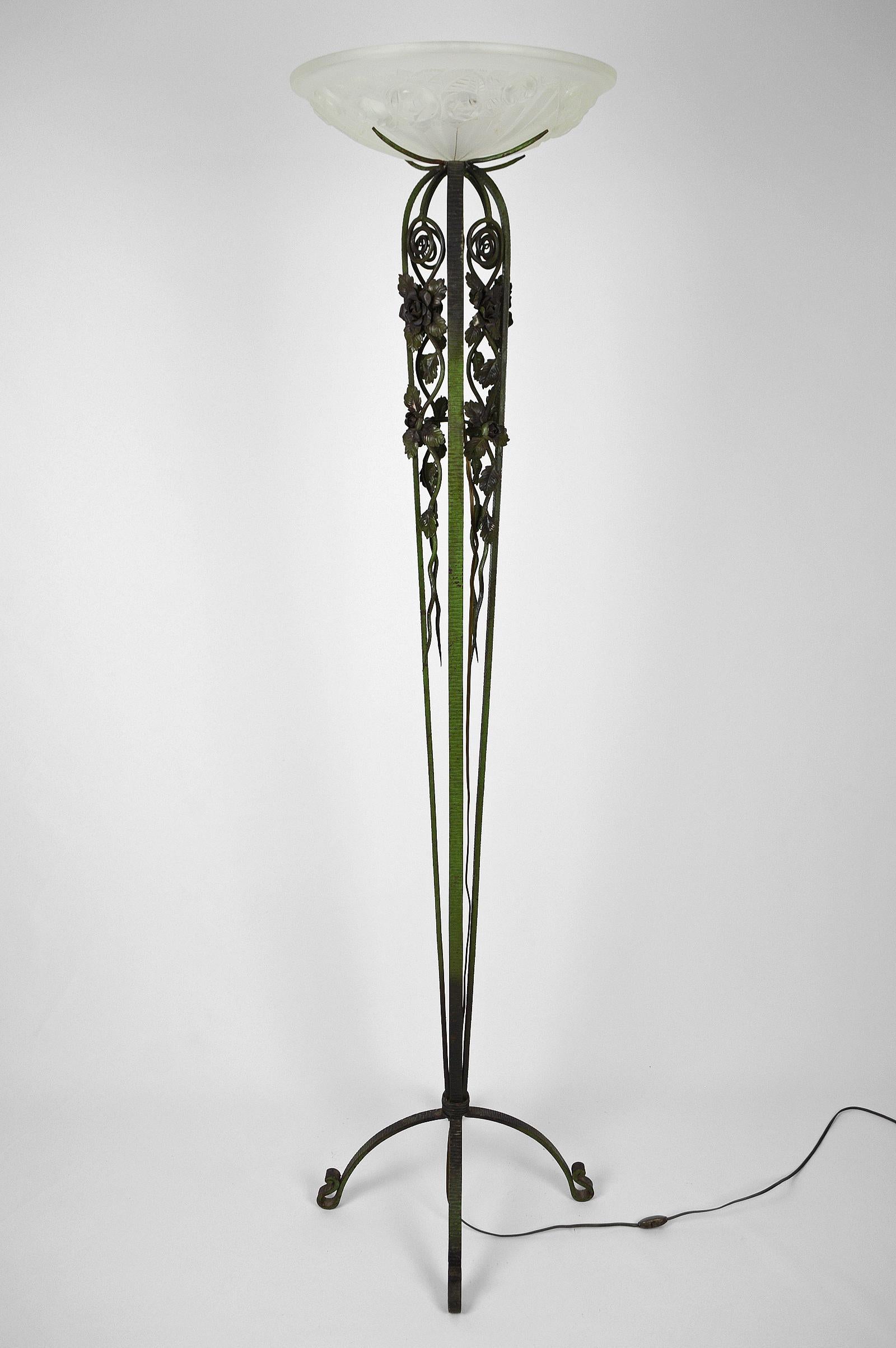 Mid-20th Century Art Deco Floor Lamp in Wrought Iron and Green Patina, France, circa 1930 For Sale