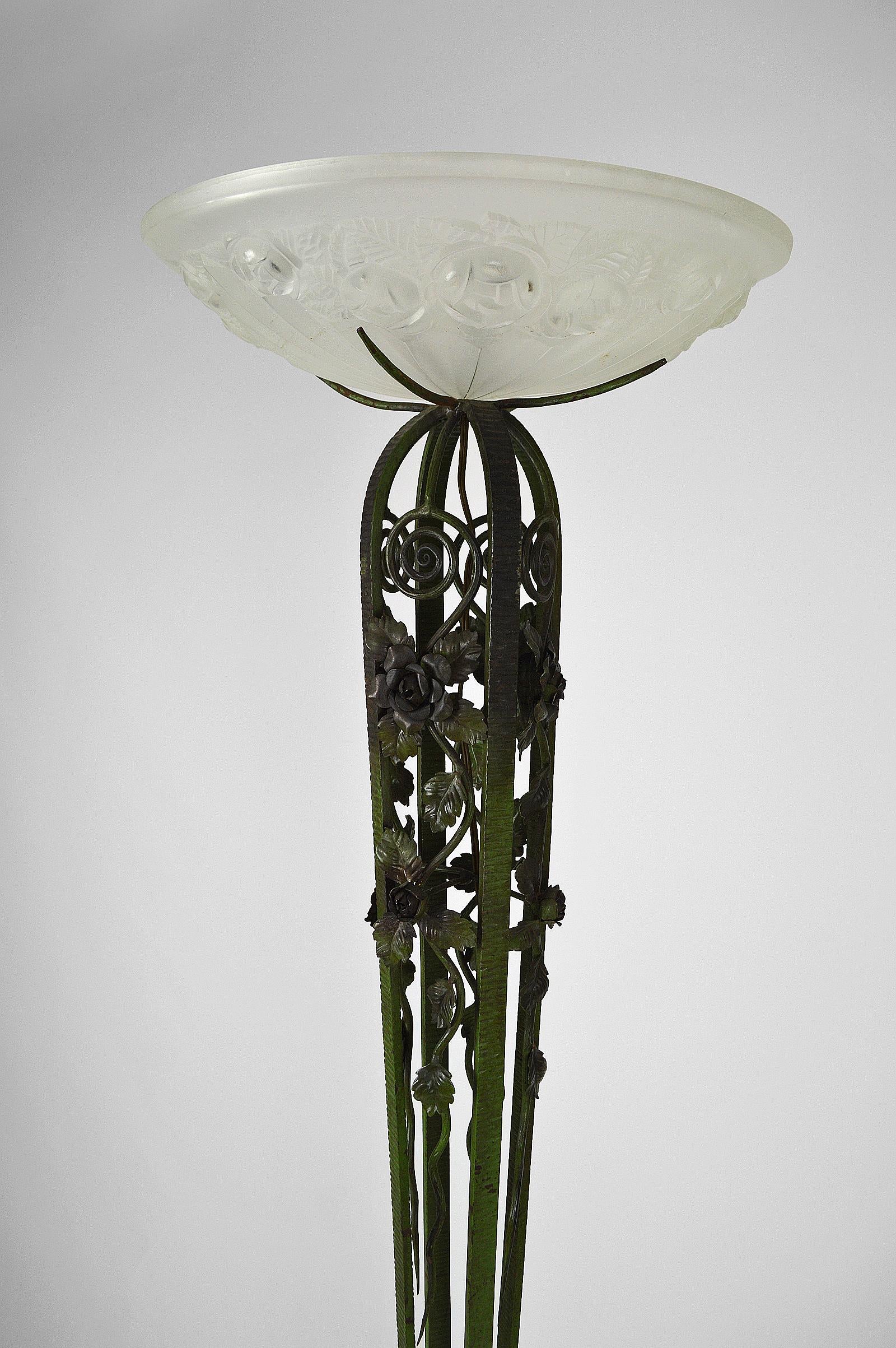 Metal Art Deco Floor Lamp in Wrought Iron and Green Patina, France, circa 1930 For Sale
