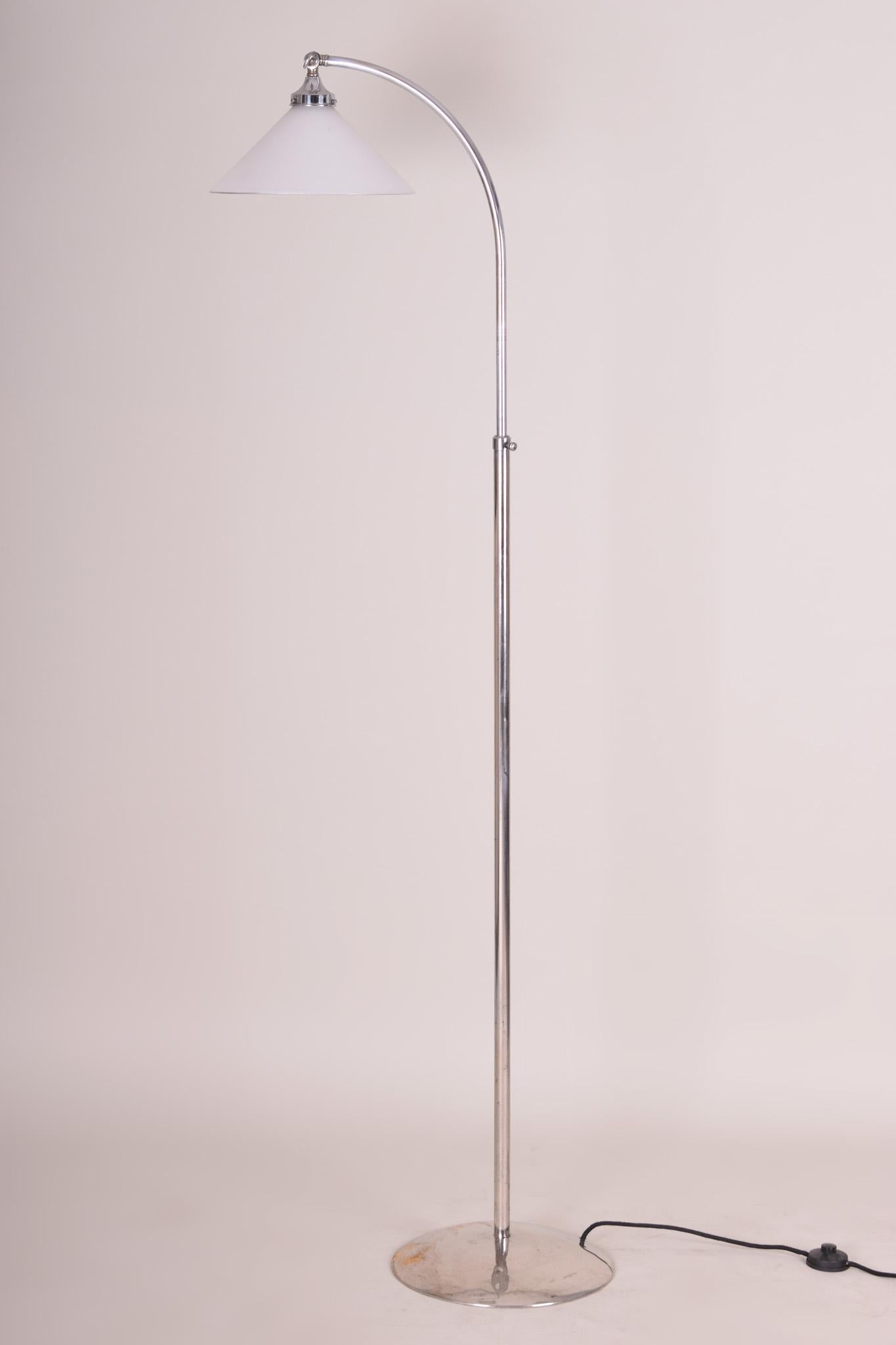 Chrome floor lamp.
Style: Functionalism.
Period: 1930-1939.
Adjustable height of the light.
    