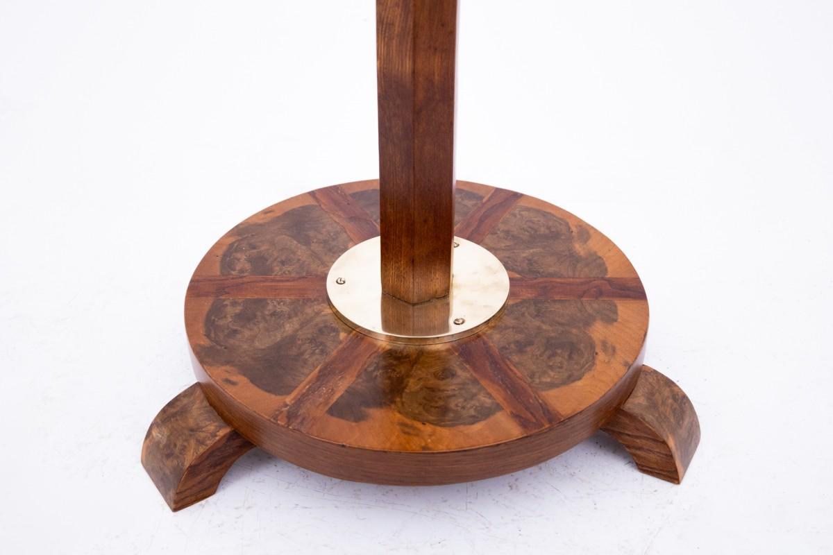 Lampada da terra Art Deco del 1950 circa, Polonia.

Dimensioni: altezza 143 cm / larghezza 75 cm / profondità 45 cm