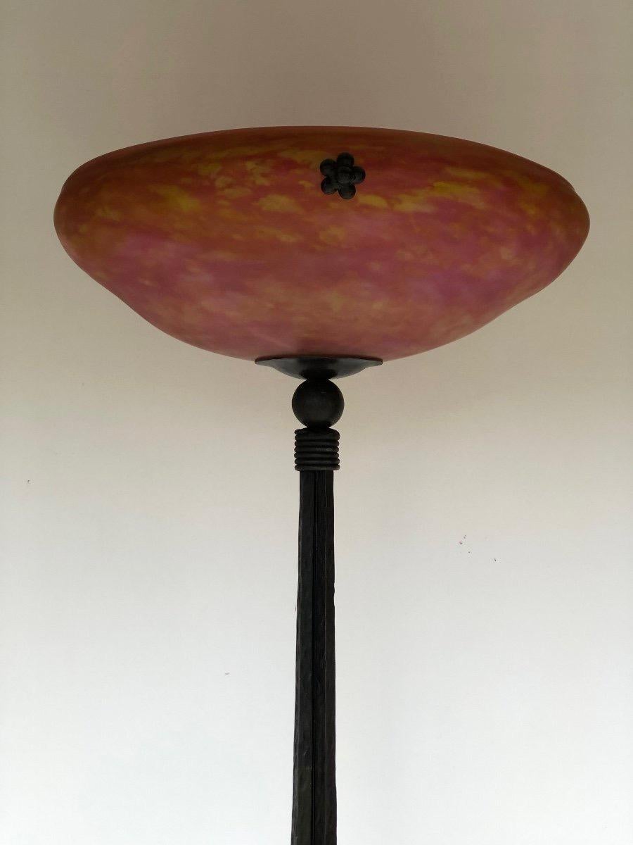 Floor lamp circa 1930 in wrought iron stamped P Kiss Paris, glass paste cup signed Daum Nancy.
Perfect condition and electrified.
Diameter: 42 cm
Height: 175,5 cm
Weight: 25 kg

Daum (French establishment created in 1878) is a glass and crystal