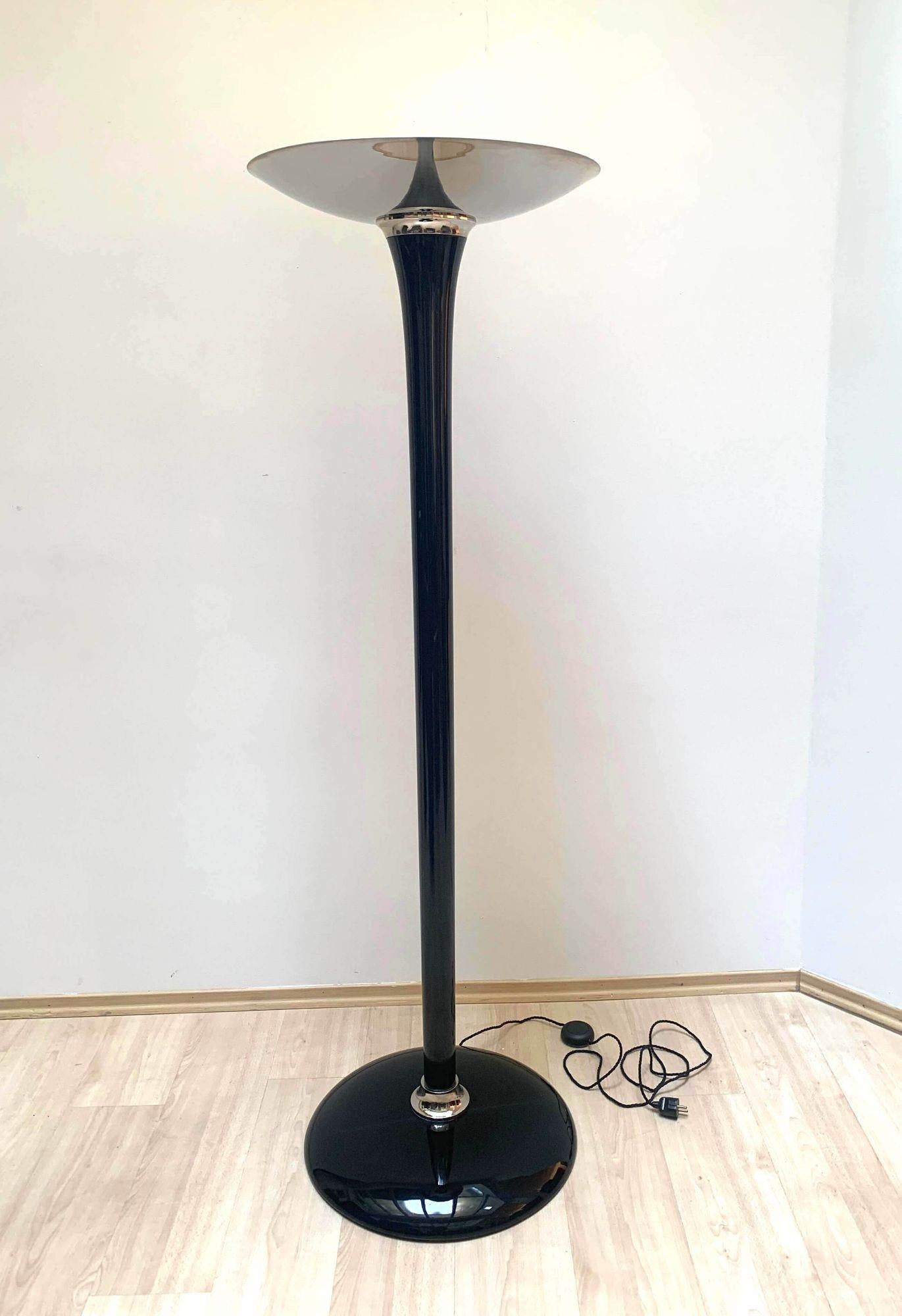 Lampadaire de style Art Deco fabriqué à la main en Allemagne.
Tige conique et ronde en bois de hêtre, finition laquée piano noire et polie à haute brillance.
Abat-jour et raccords en métal nickelé et poli.
Entièrement électrifiée, base LED,