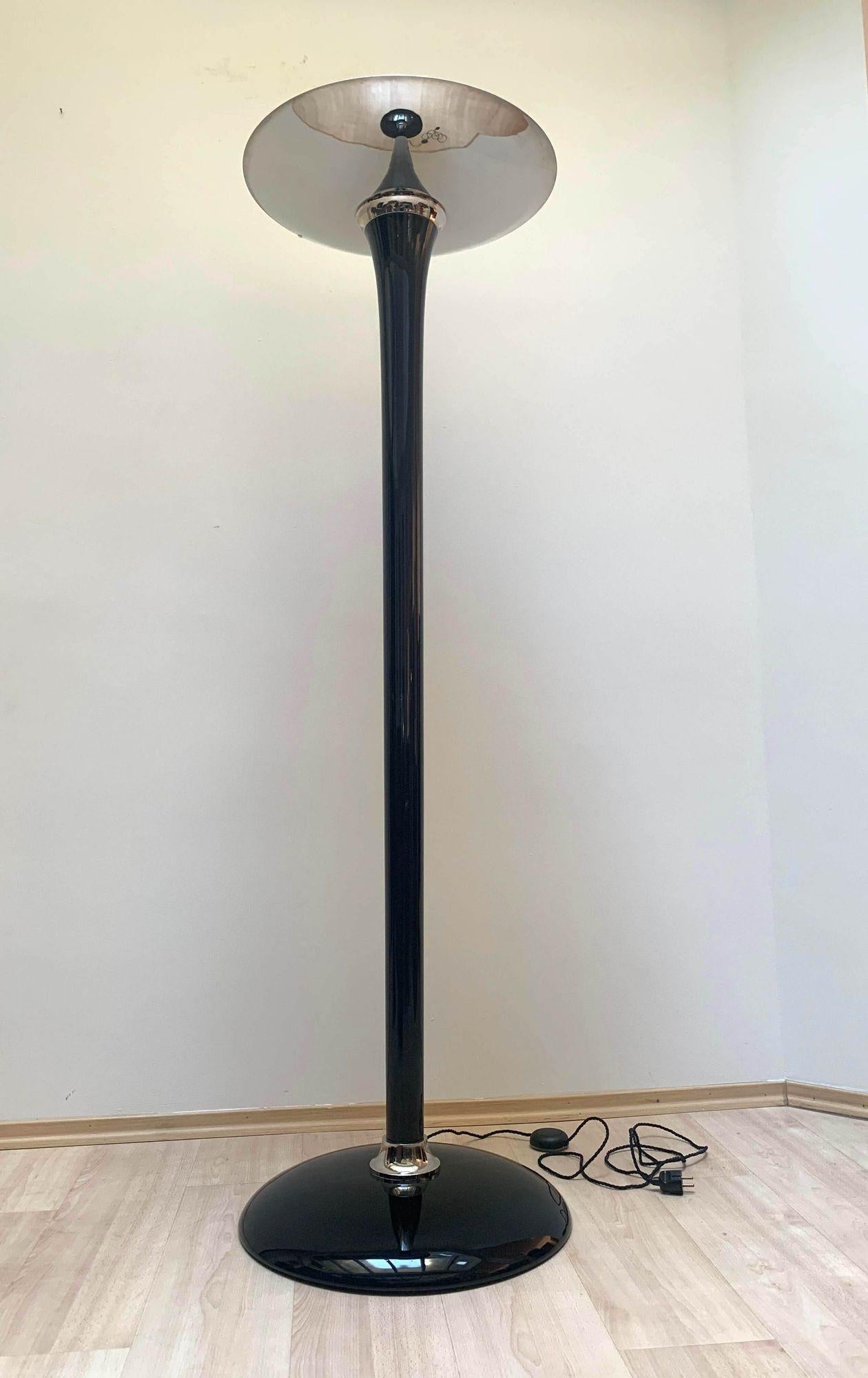 Laqué Lampadaire Art Déco, nickel poli, laque noire, Wood Wood en vente