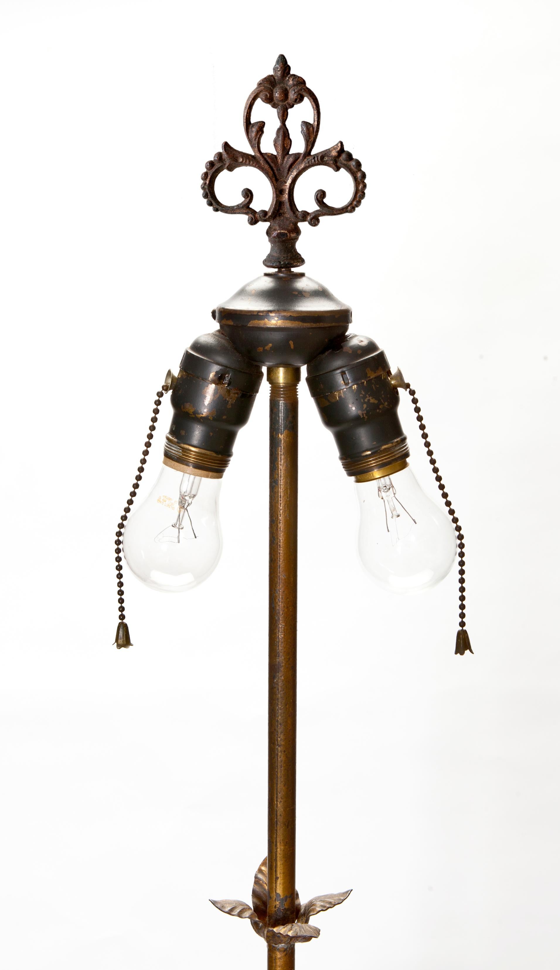 Art Deco Stehlampe/Seidenschirm im Zustand „Gut“ in Malibu, CA