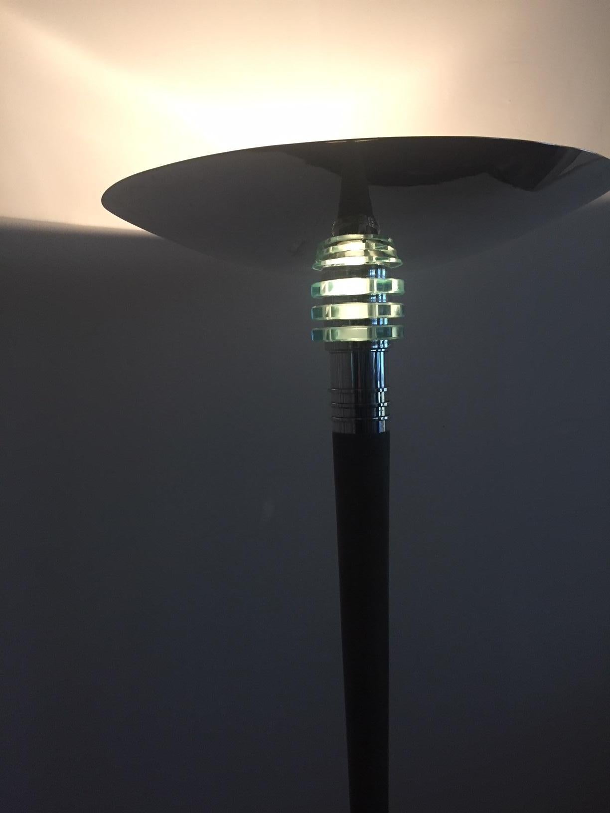 Lampada da terra Art Deco, in metallo e ottone placcato argento, altezza totale 182 cm, diametro della calotta superiore 67 cm, il supporto è in legno rivestito con finitura a craquelé, l'illuminazione mostra la luce anche attraverso i dettagli in