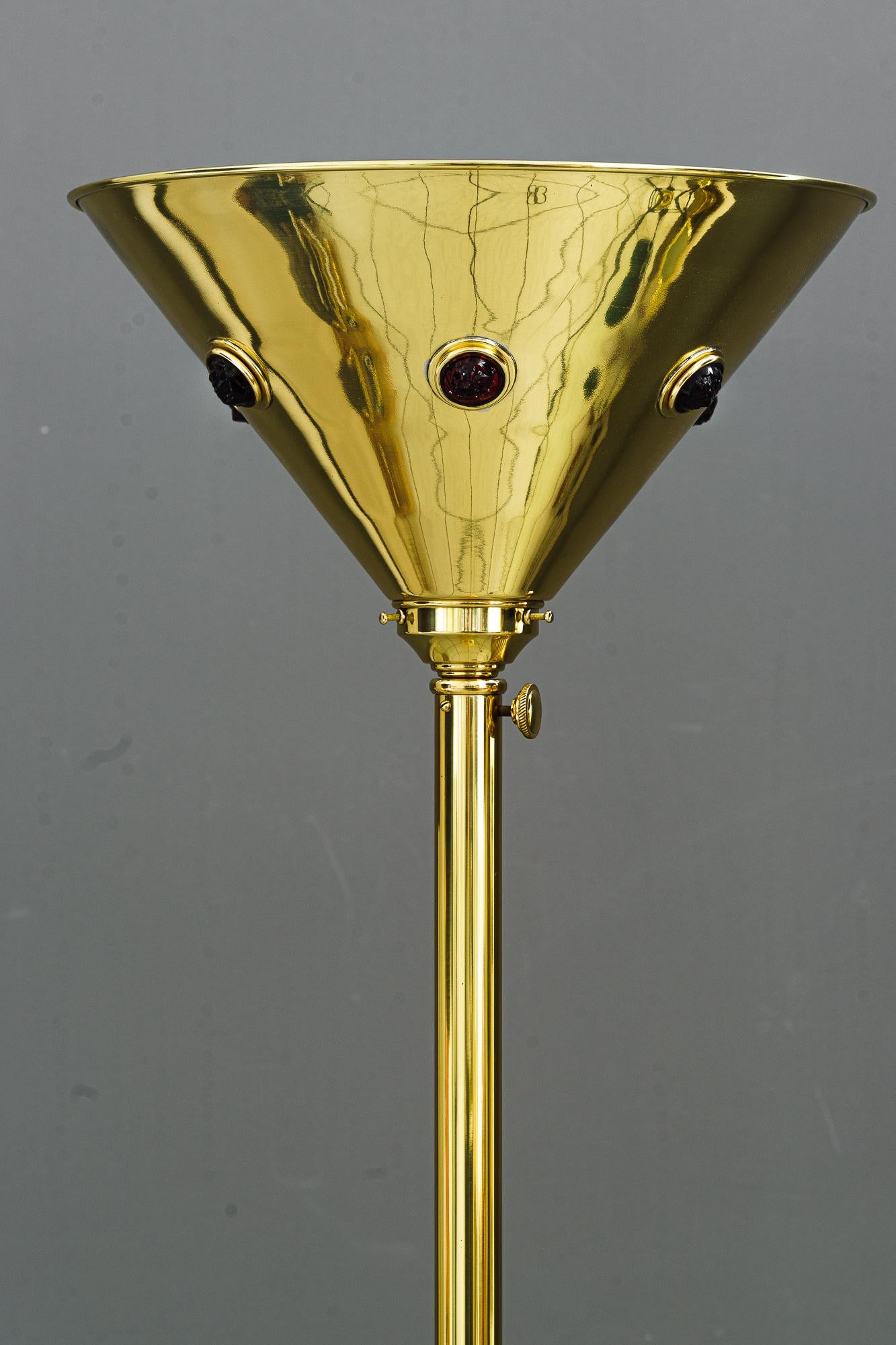 Lampadaire Art Déco viennois des années 1920
Polis et émaillés au four
Pierres de verre opalin rouge originales
Réglable de 150cm à 185cm de hauteur