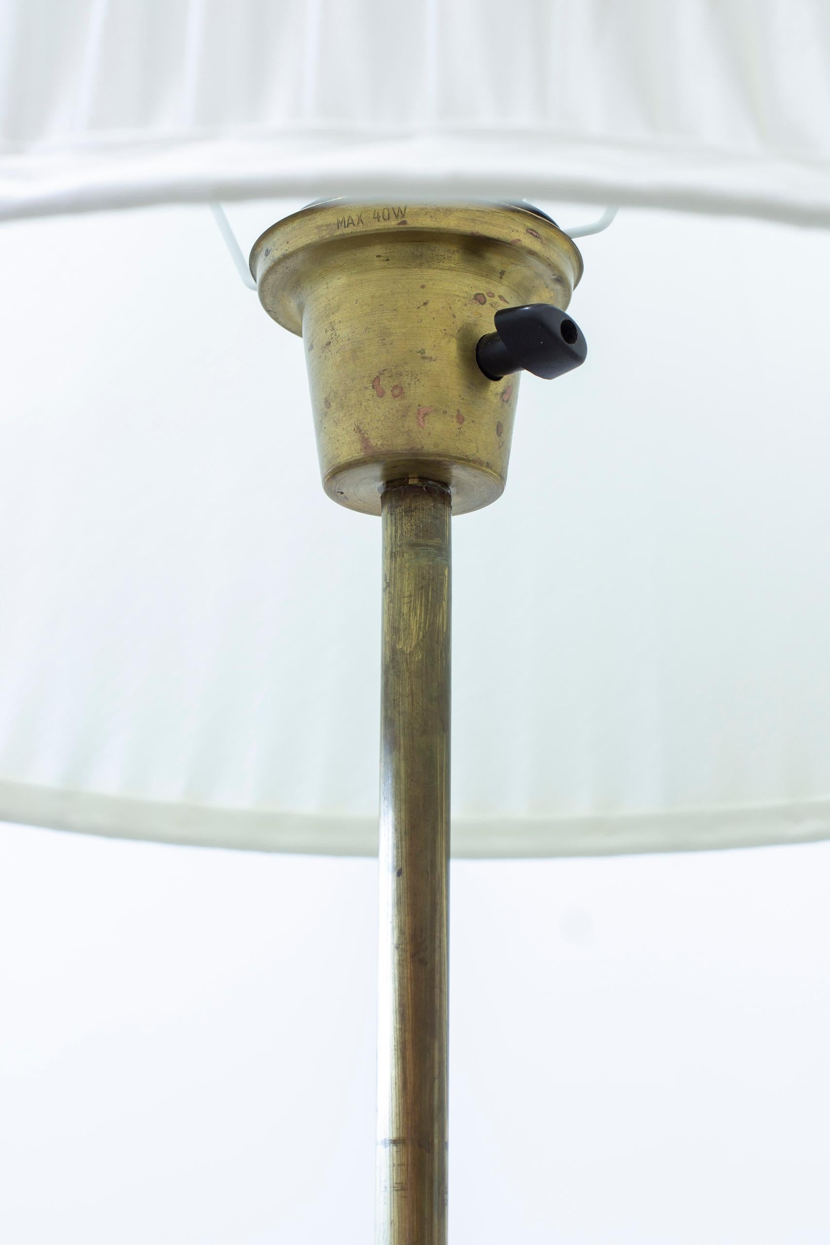Lámpara de pie Art Decó de mármol, bronce y latón. Suecos años 1930-40 mediados del siglo XX en venta