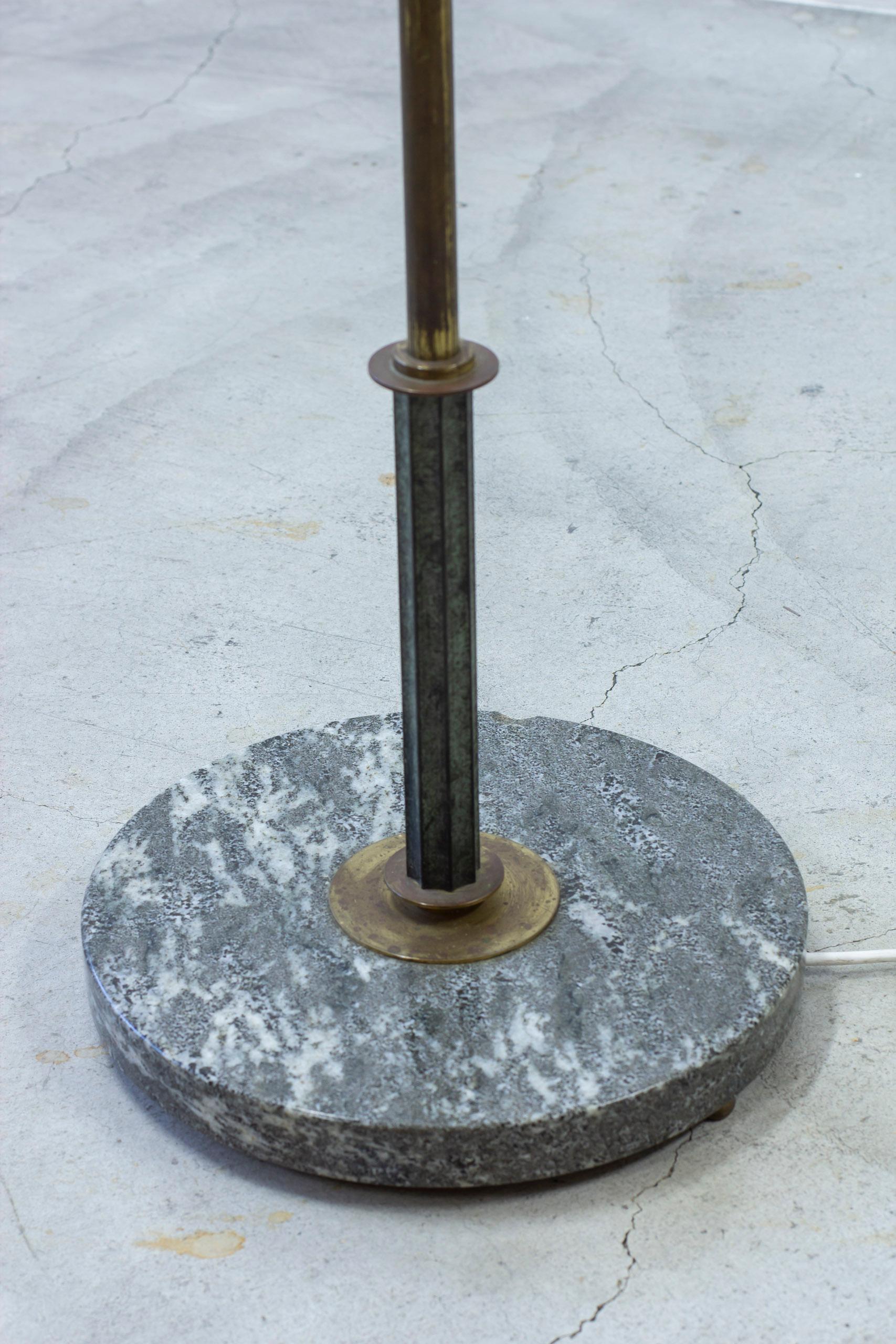 Lámpara de pie Art Decó de mármol, bronce y latón. Suecos años 1930-40 en venta 1