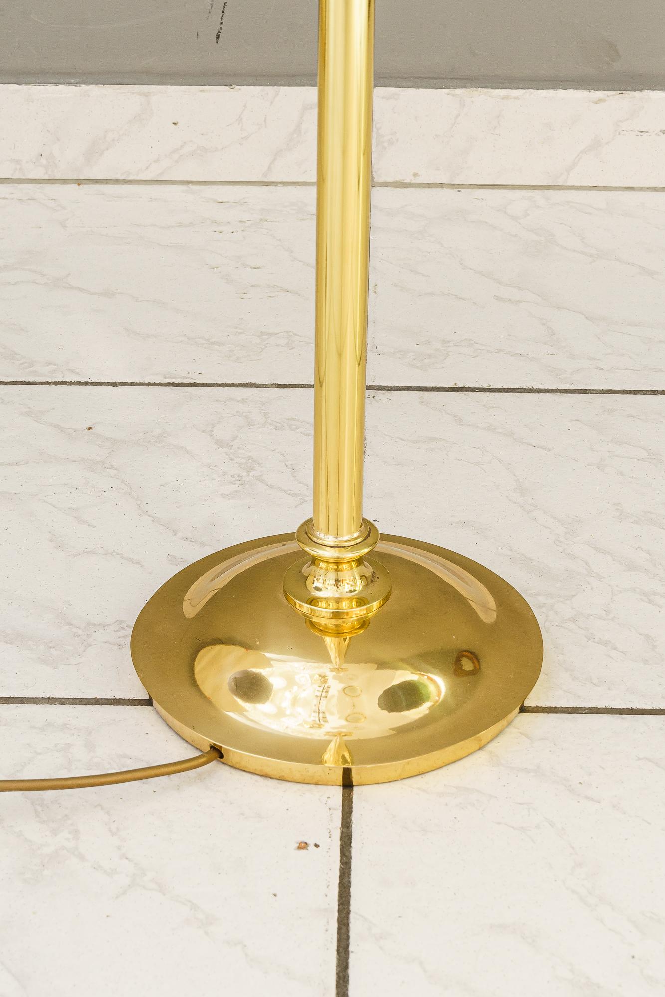 Art deco Lámpara de pie con pantalla de cristal original art deco viena hacia 1920 Art Decó en venta