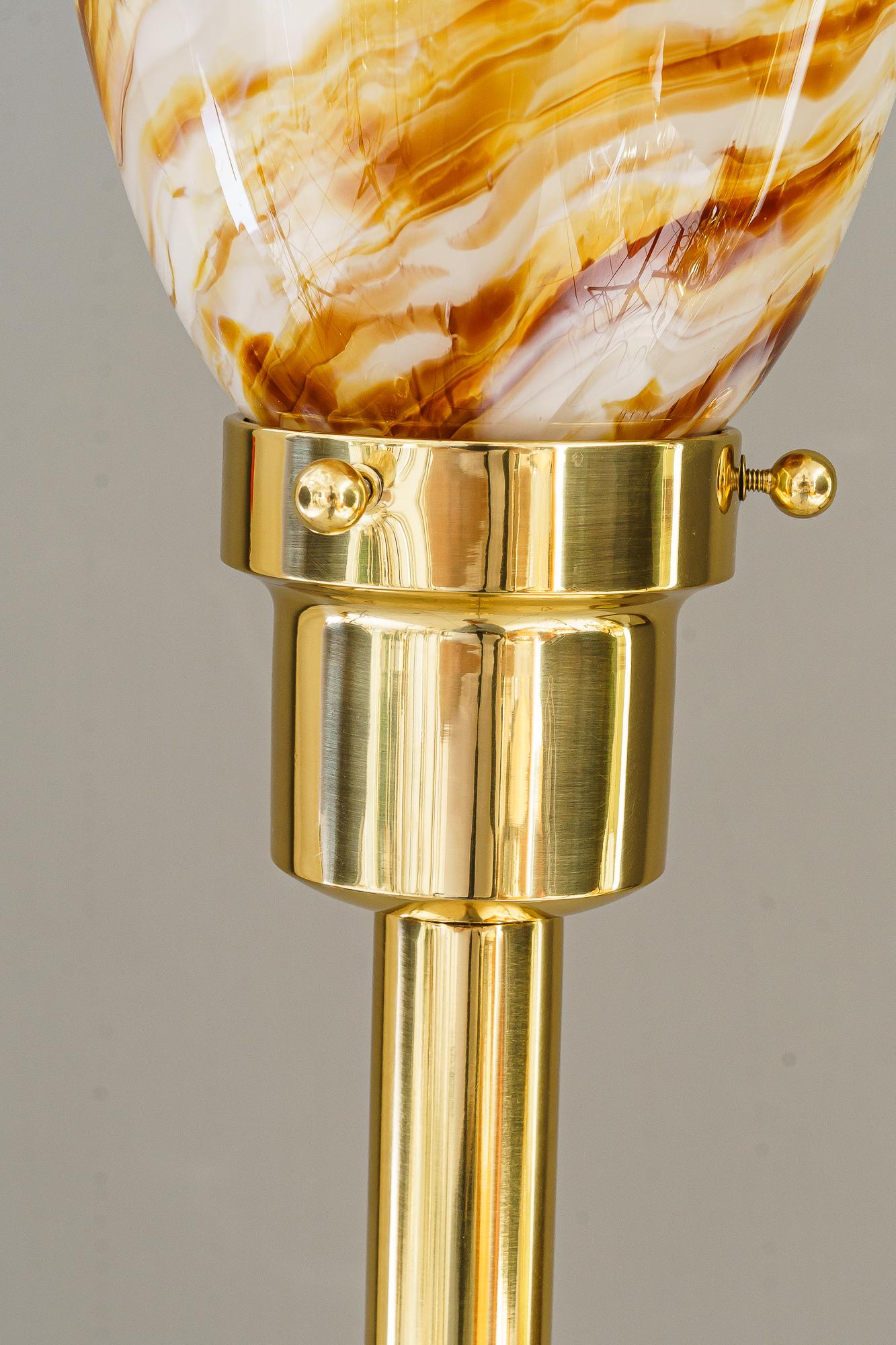 Art deco Lámpara de pie con pantalla de cristal original art deco viena hacia 1920 Latón en venta