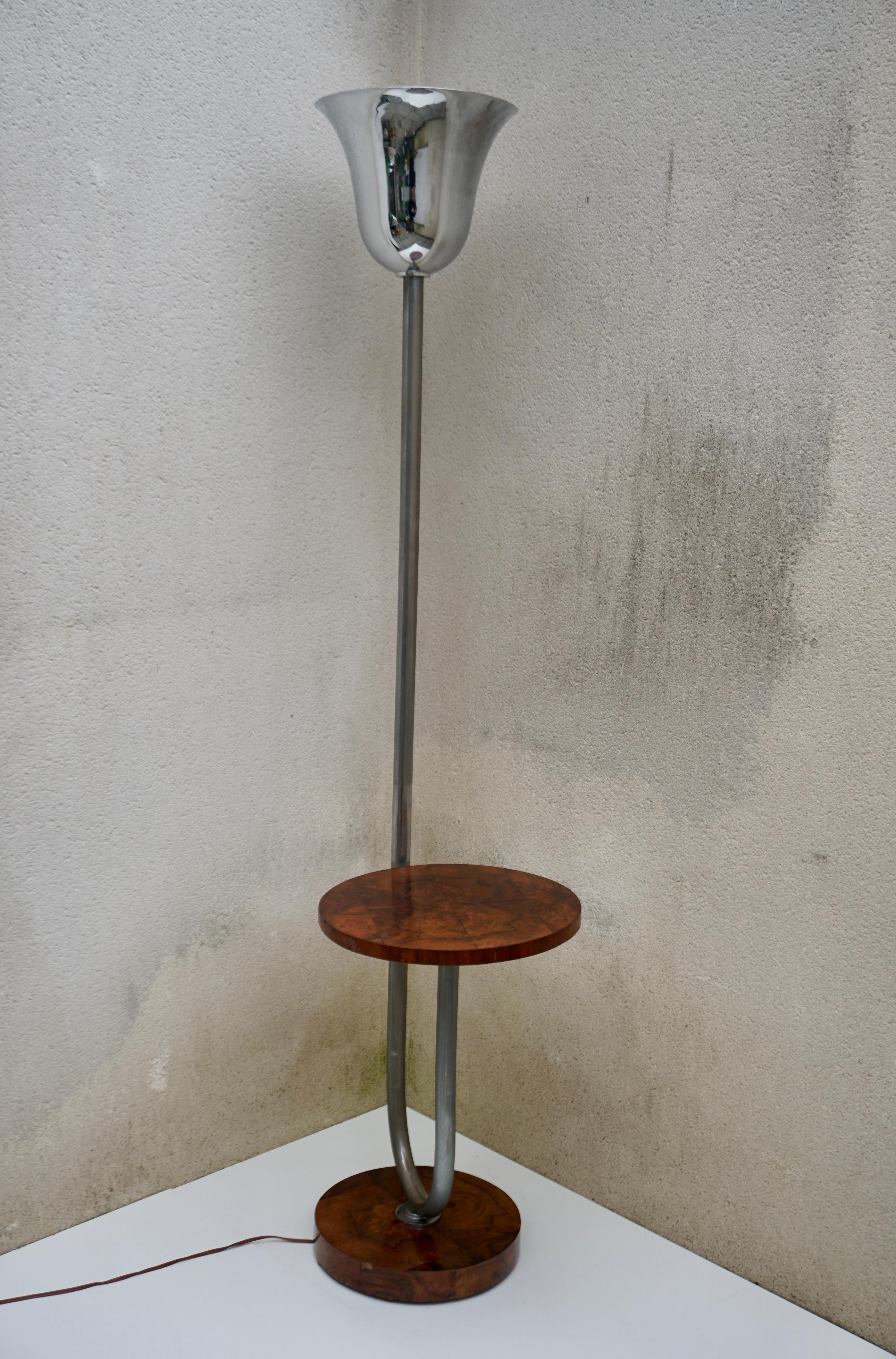Elegant Art Deco floor lamp made of lacquered wood and chrome steel. 
The table has a walnut top with a chrome steel leg and base.

Table height 23.2