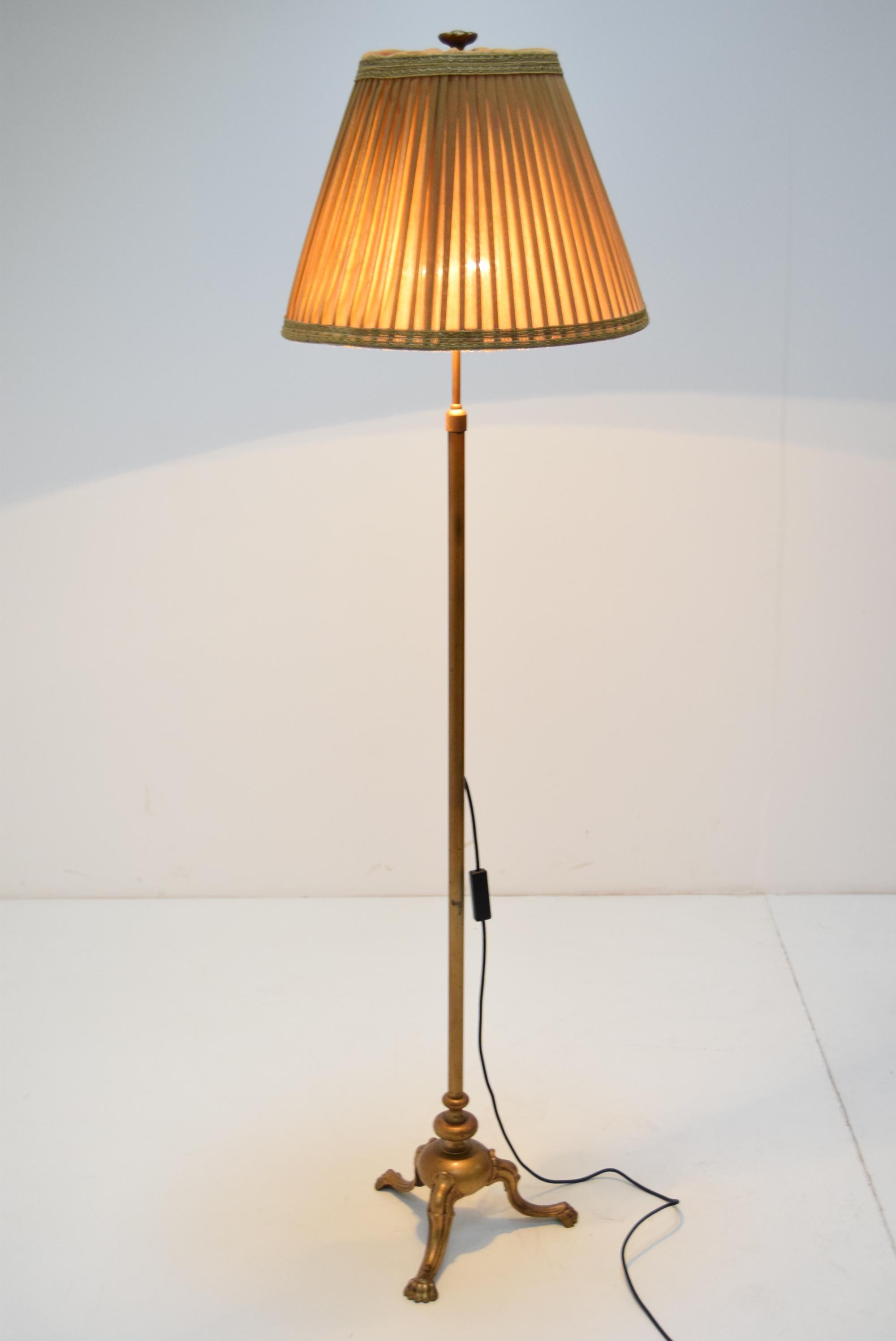 Made in Czechoslovakia
Made of brass, fabric
With aged patina
Lampshade haze signs of use
Fully functional
Original condition.