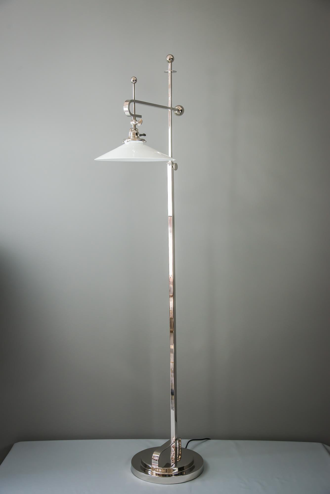 Art Deco floor lamp, circa 1920s.
Nickel-plated
Swivelling
Normal high 168cm - extendable to 200 cm
Original shade.