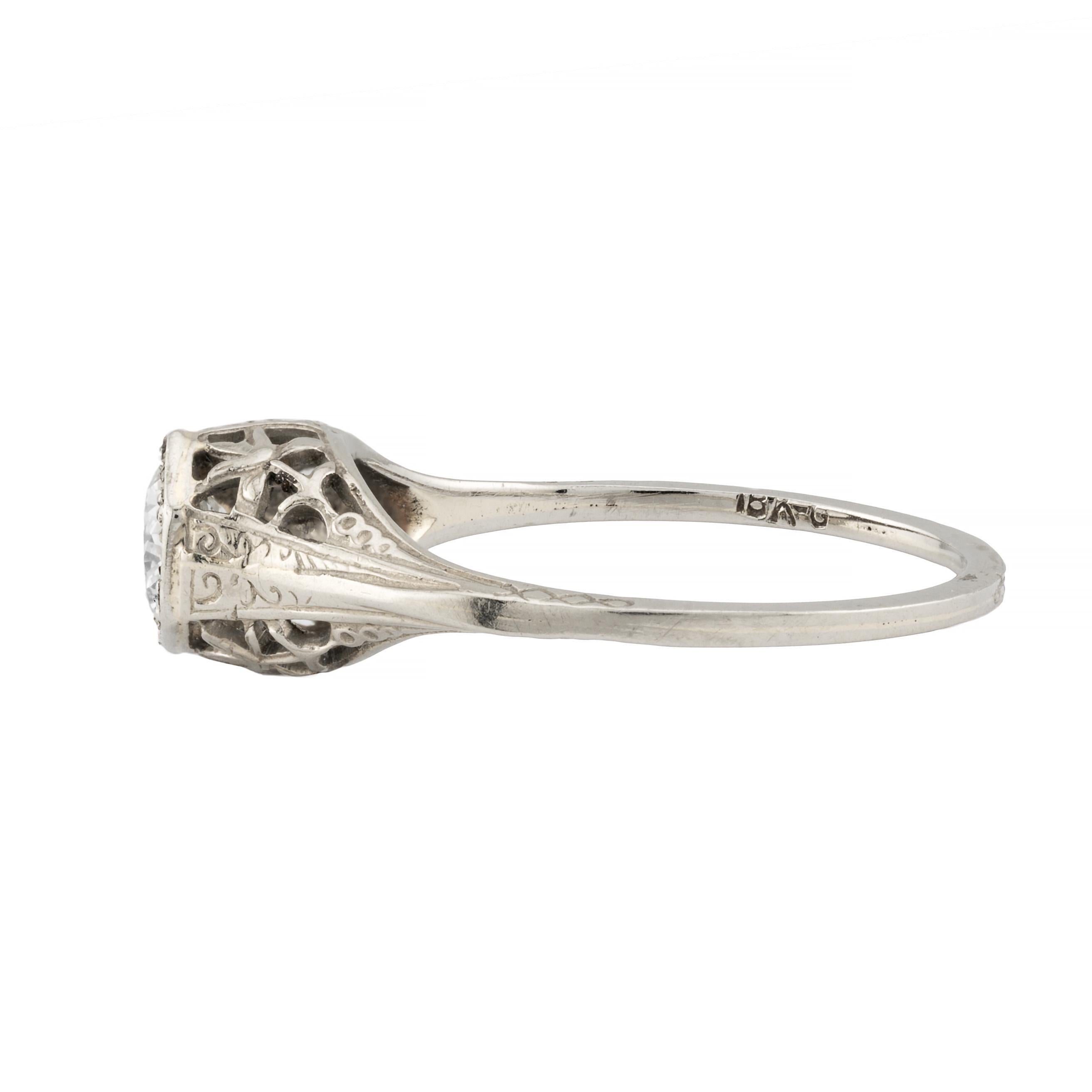 Aston Estate Jewelry presenta:

Anello solitario di fidanzamento con diamante Art Deco in oro bianco 18 carati. Al centro un diamante scintillante a taglio rotondo di 0,40 carati con colore G e purezza VS1. Incorniciato da una filigrana traforata a