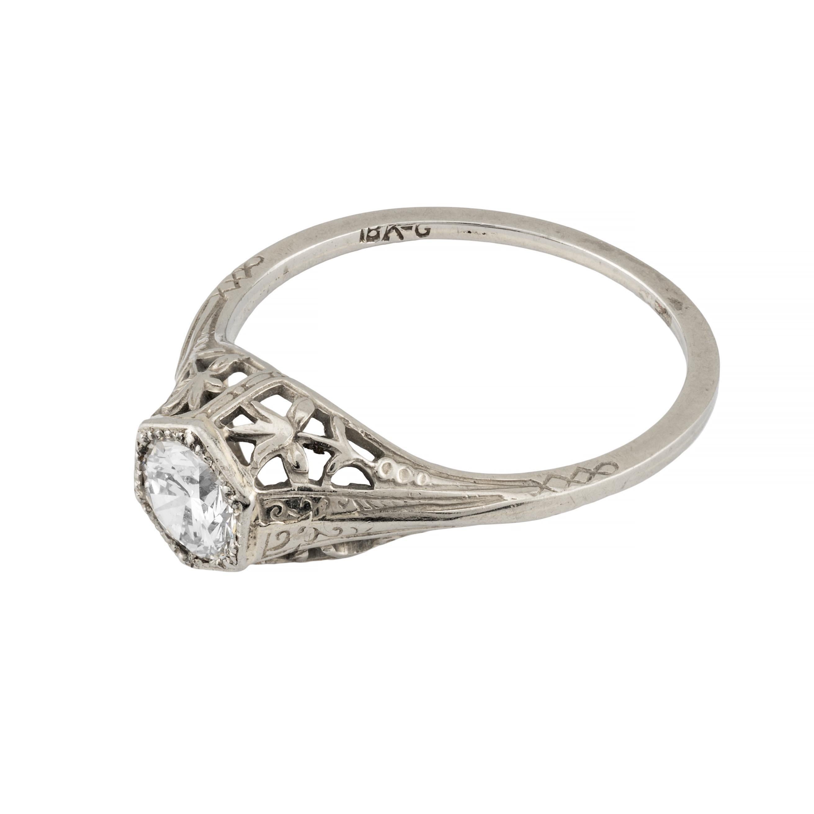 Taglio rotondo Anello di fidanzamento floreale Art Deco con diamante in filigrana da 0,40 carati in oro bianco 18 carati in vendita