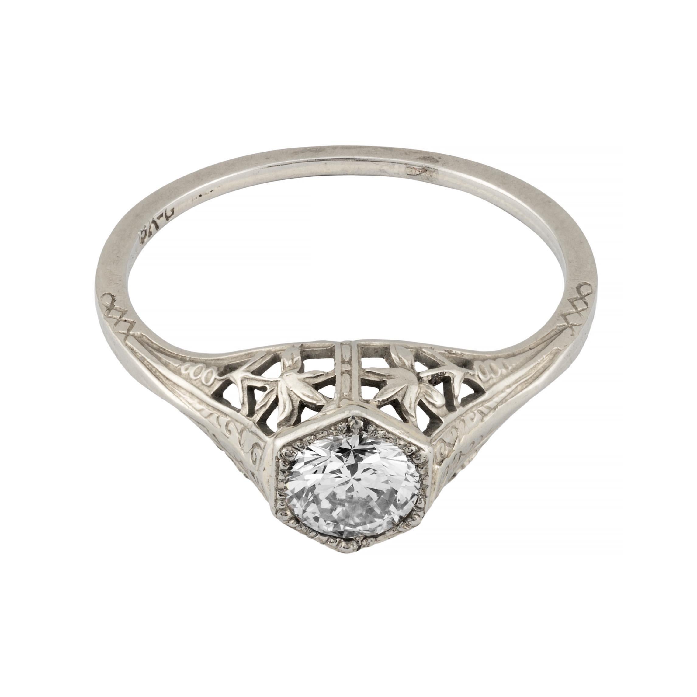 Anello di fidanzamento floreale Art Deco con diamante in filigrana da 0,40 carati in oro bianco 18 carati In condizioni buone in vendita a Boston, MA