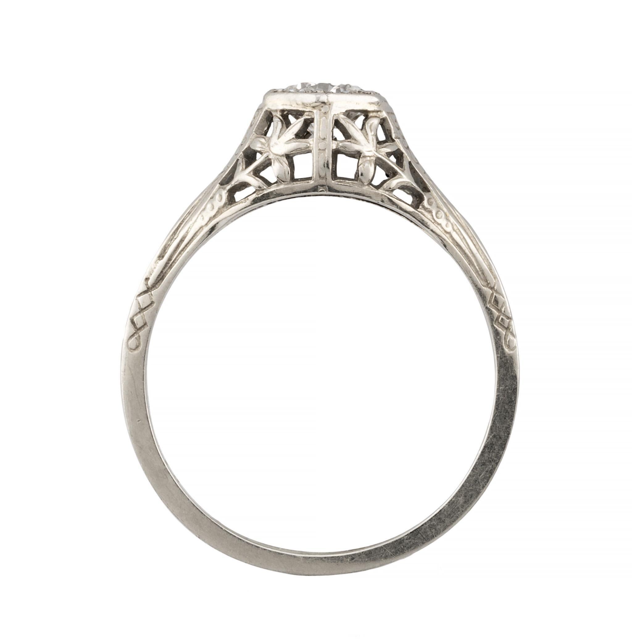 Donna Anello di fidanzamento floreale Art Deco con diamante in filigrana da 0,40 carati in oro bianco 18 carati in vendita
