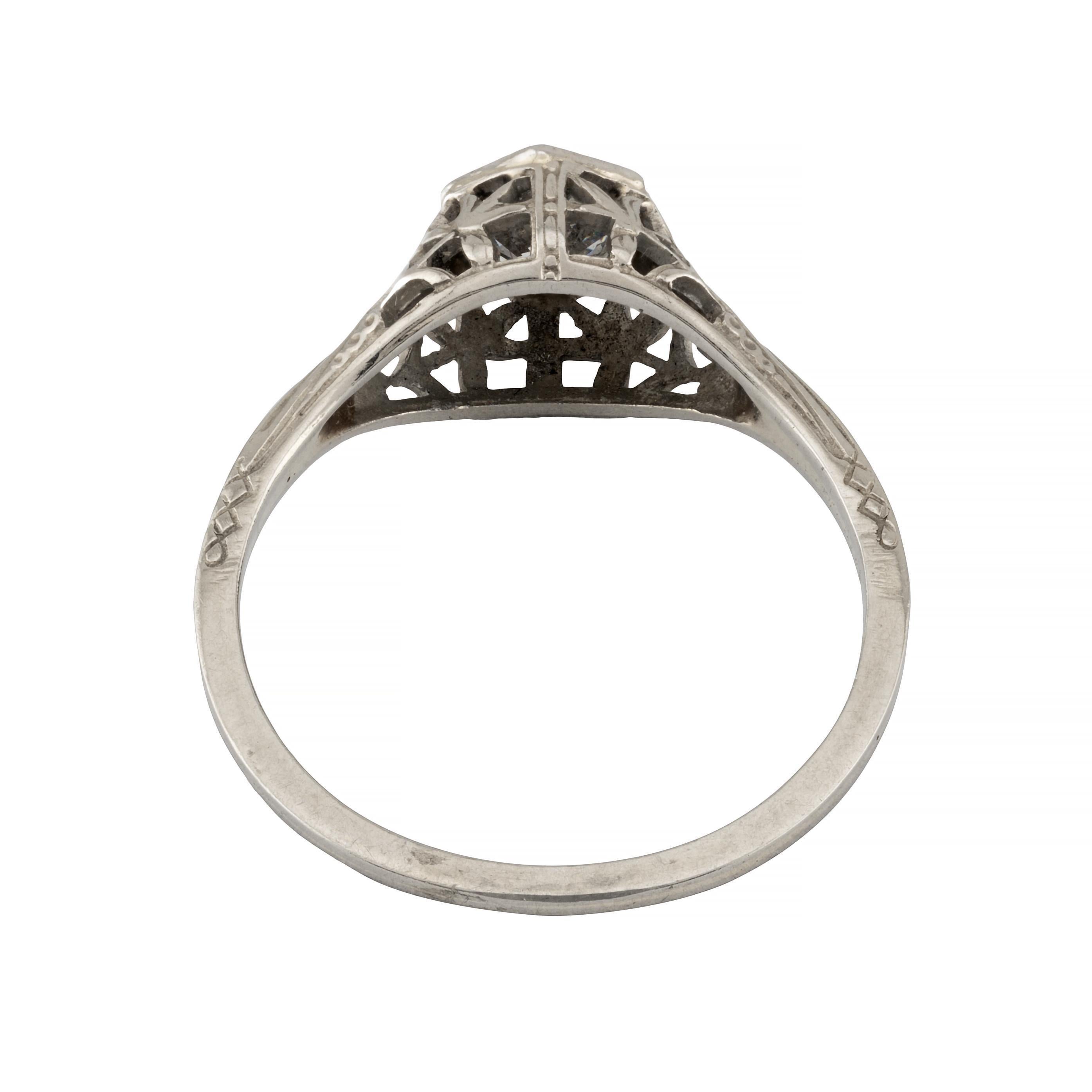 Anello di fidanzamento floreale Art Deco con diamante in filigrana da 0,40 carati in oro bianco 18 carati in vendita 1