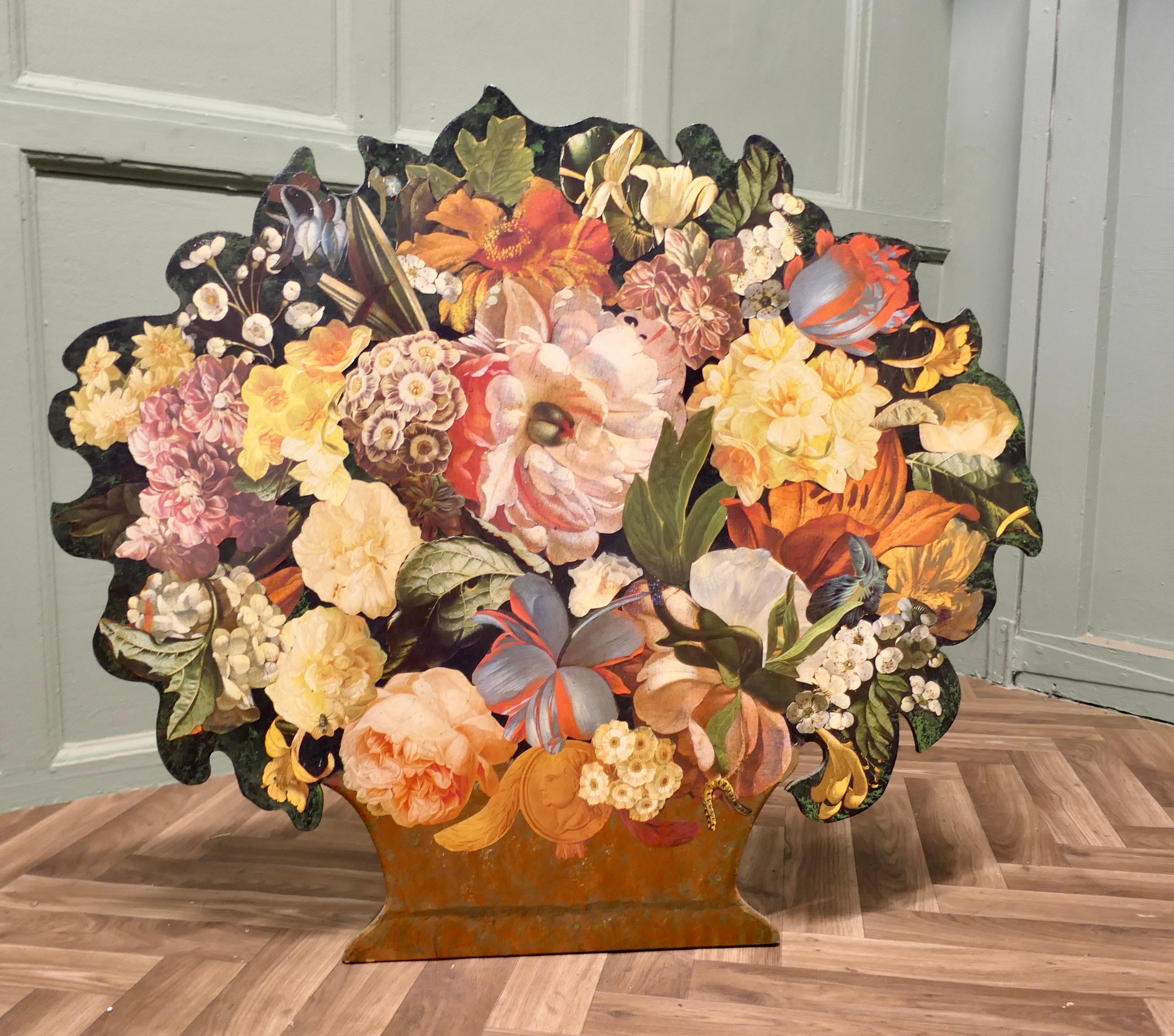 Parafuoco a collage floreale Art Deco, paravento di scarto 
 
Questo pezzo risale agli anni '30, il paravento è in legno.  La cornice ha la forma di una testa di fiore ed è stata decorata con immagini di fiori, una scena di giardino, notate il