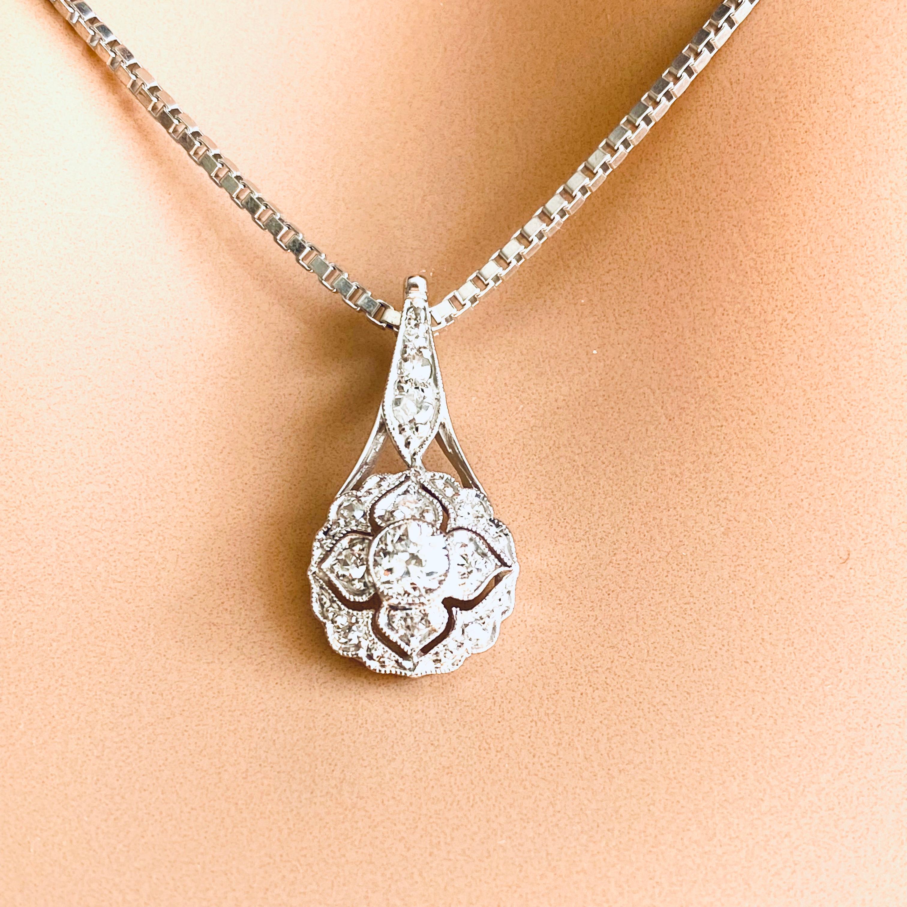 Art déco Art Deco Floral Diamond 0. 55 Carat 18 Karat White Gold 16 Inch Pendant Necklace en vente