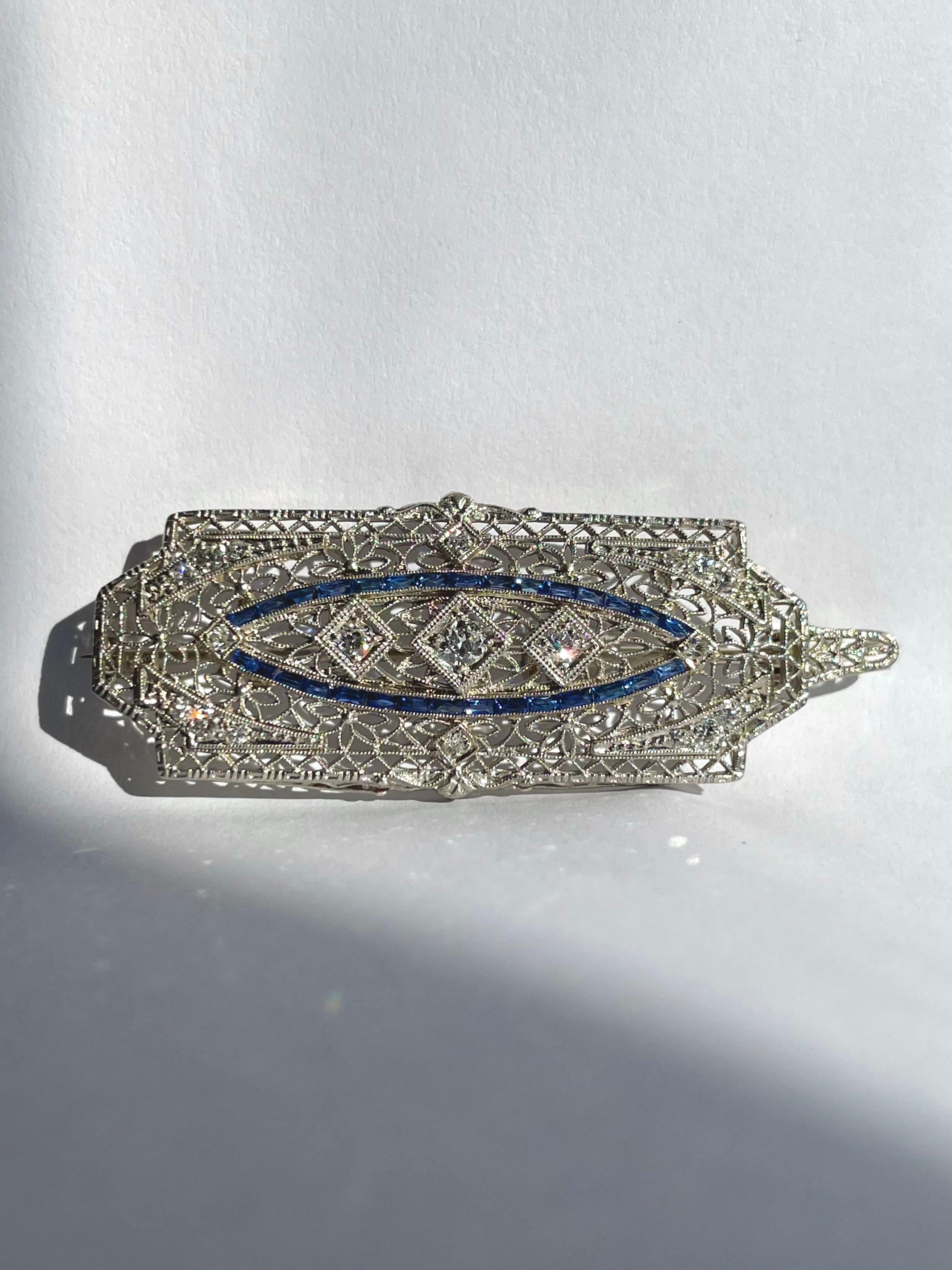 Art Deco Floral Diamond & French Cut Sapphire Filigree Pendant in 18K Gold In Good Condition For Sale In Boston, MA