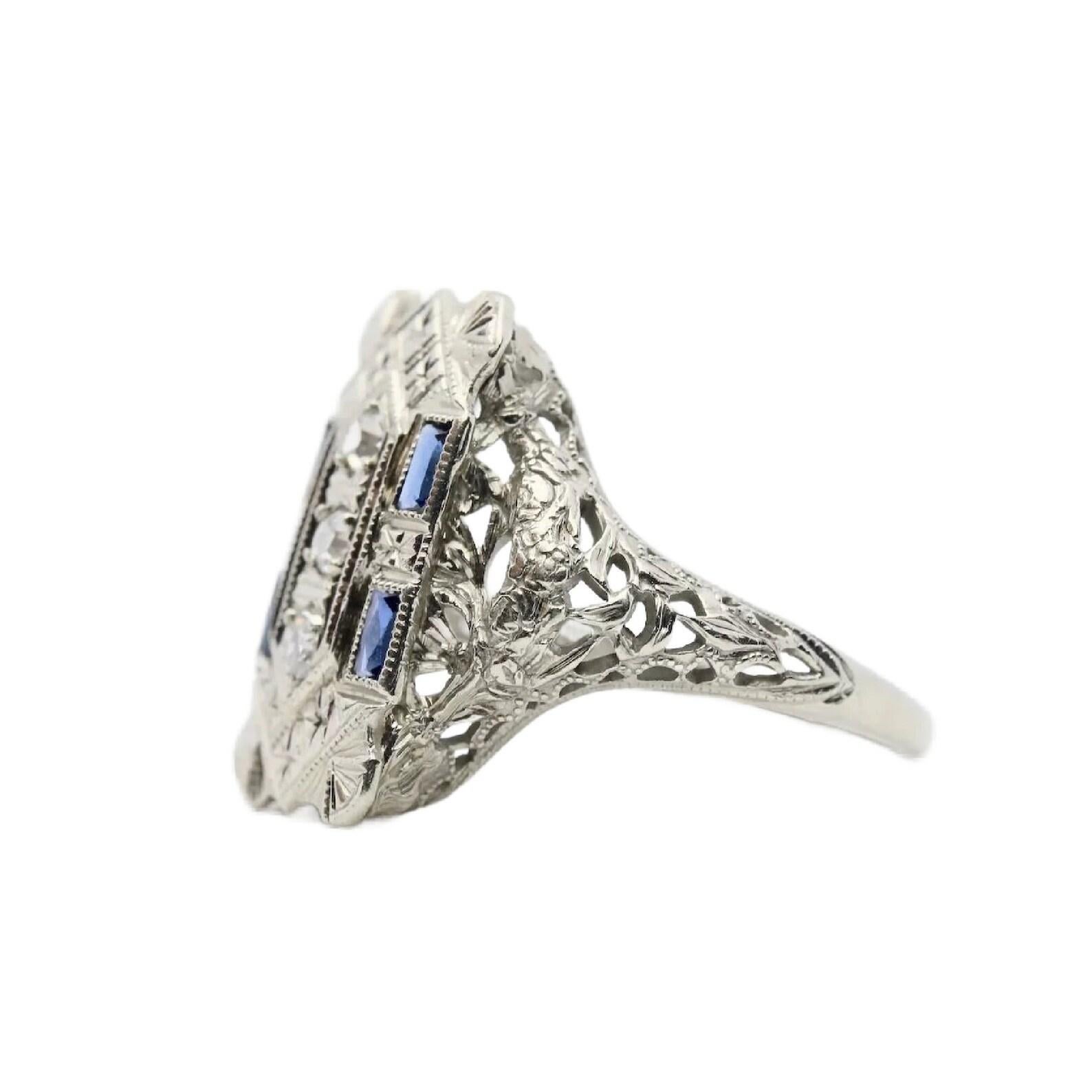 Filigraner Art-Déco-Ring aus 18 Karat Weißgold mit floralem Diamanten und Saphiren (Art déco)