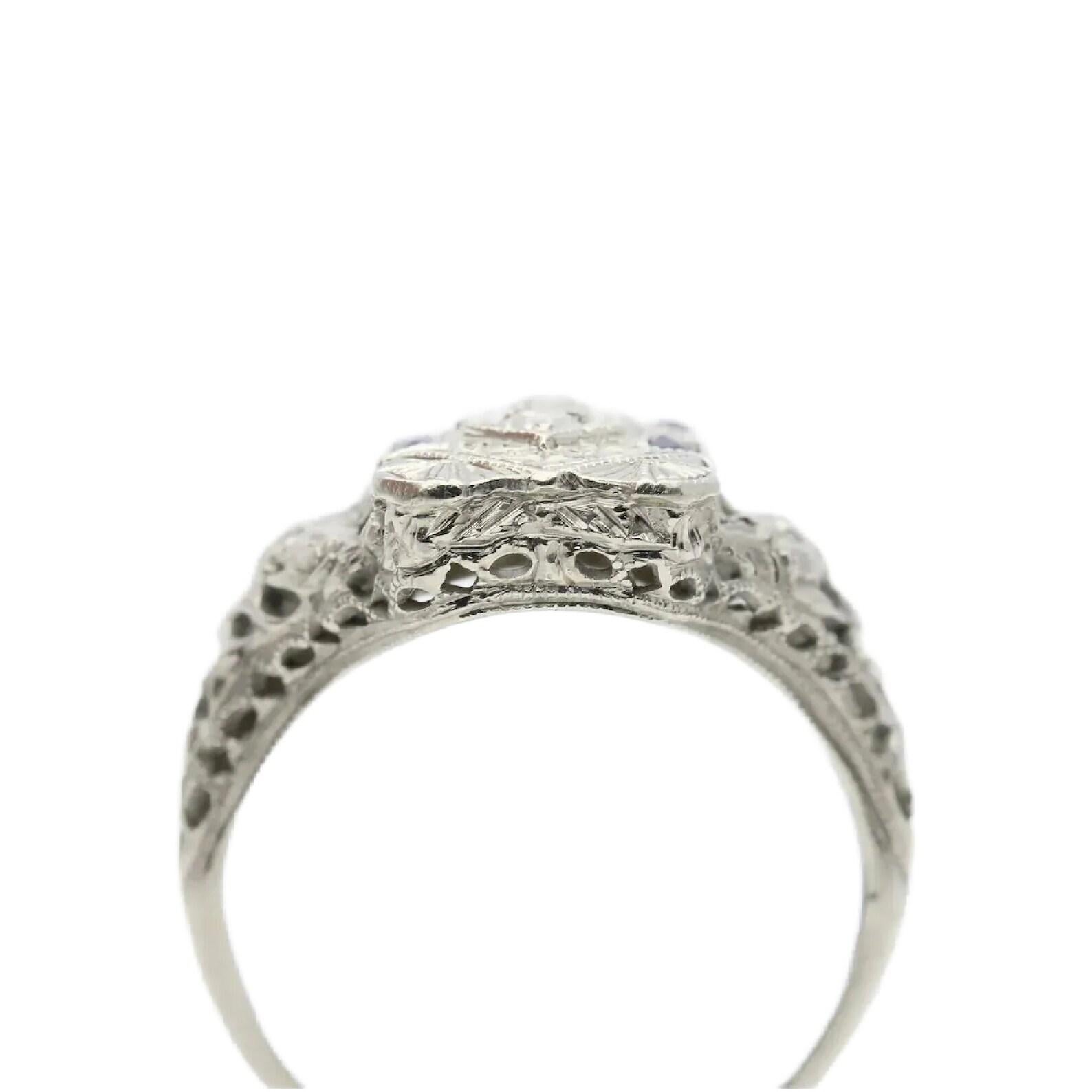 Filigraner Art-Déco-Ring aus 18 Karat Weißgold mit floralem Diamanten und Saphiren (Alteuropäischer Brillantschliff)