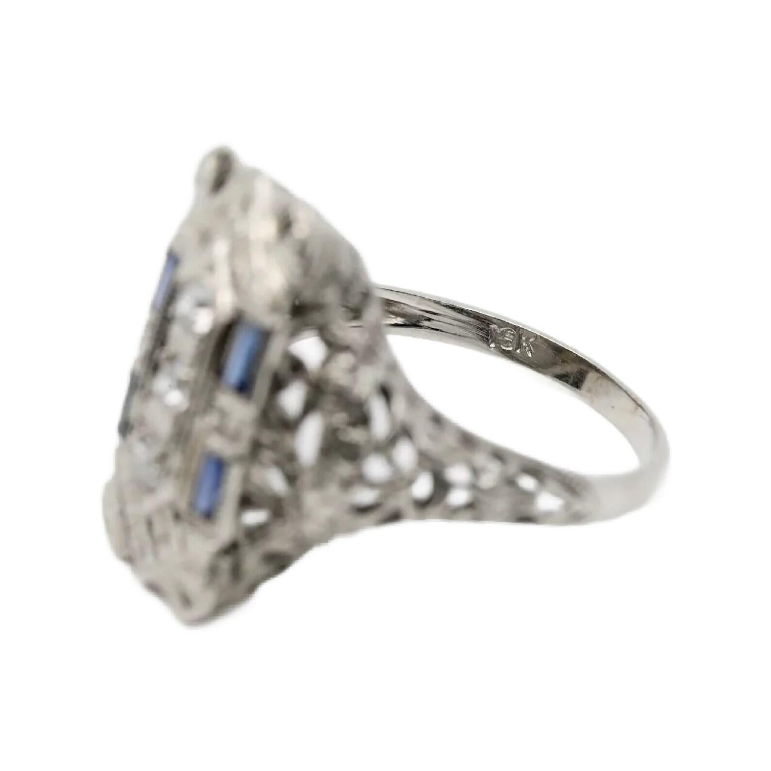 Filigraner Art-Déco-Ring aus 18 Karat Weißgold mit floralem Diamanten und Saphiren im Zustand „Gut“ in Boston, MA