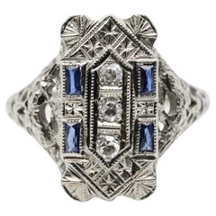 Filigraner Art-Déco-Ring aus 18 Karat Weißgold mit floralem Diamanten und Saphiren