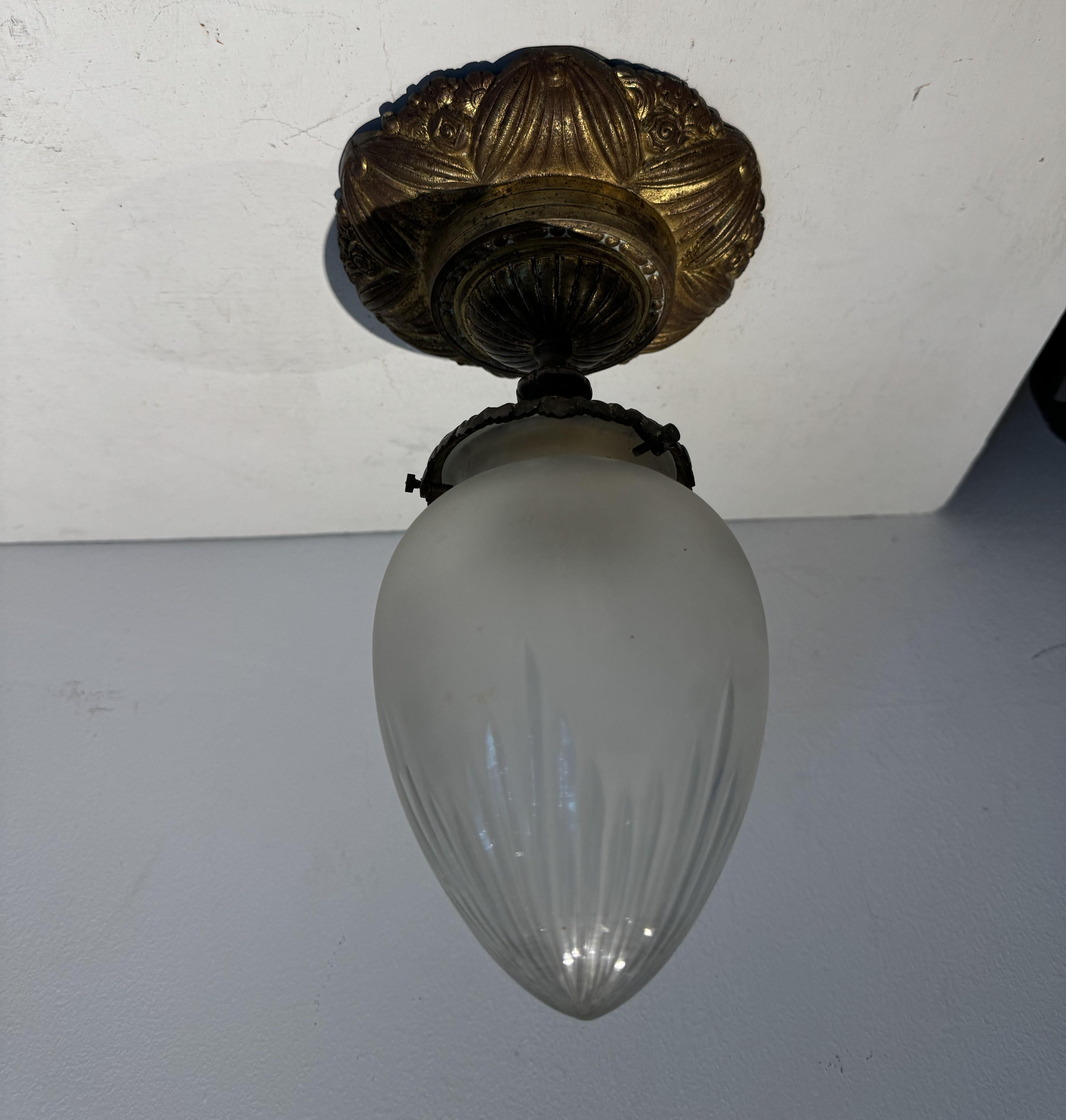  Montatura ad incasso in stile Art Déco, prodotta in Francia intorno al 1930. La base è realizzata in bronzo e conserva parte della doratura originale e un globo smerigliato in vetro tagliato.
Questa lampada contiene una lampadina a baionetta.