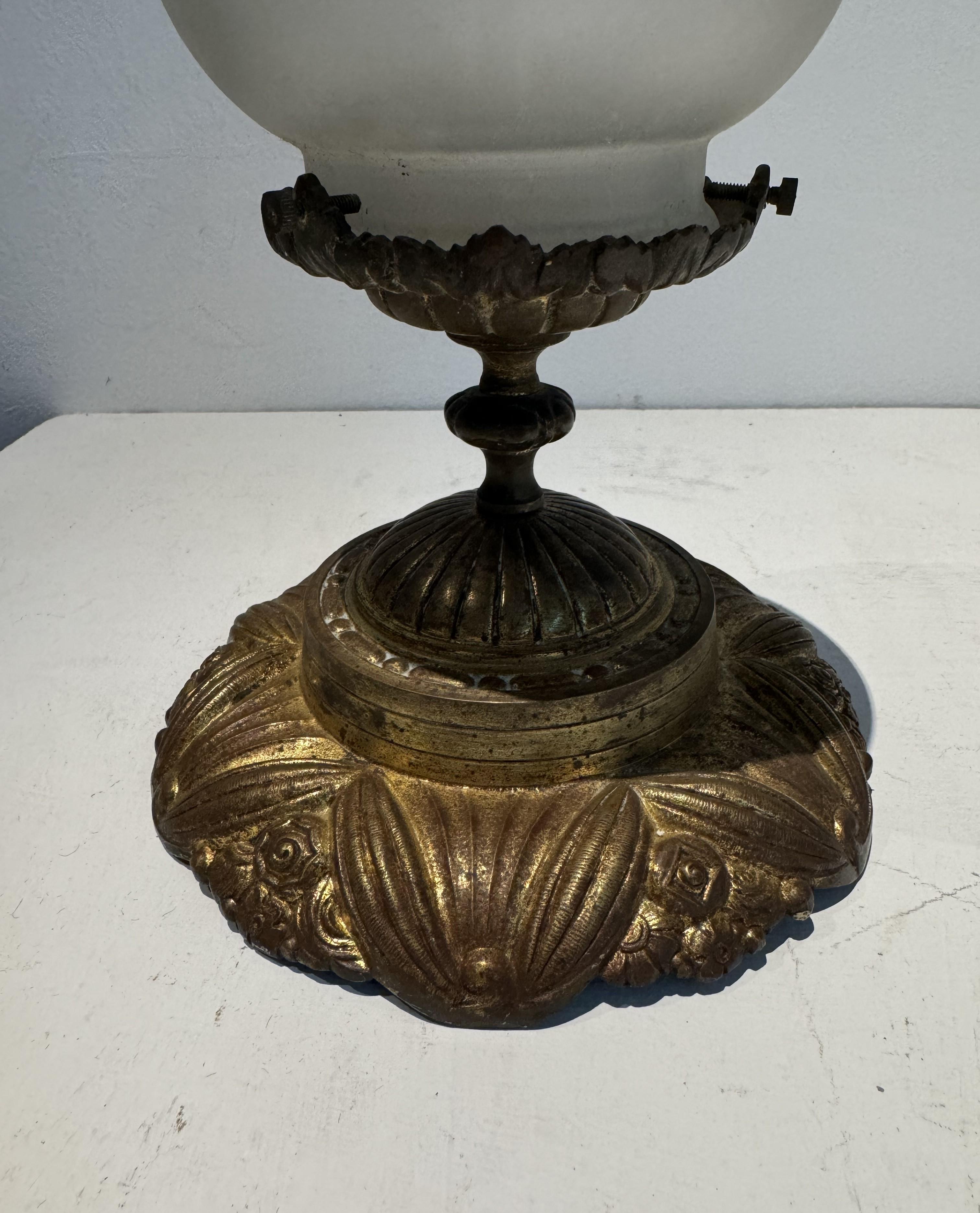 Art Déco Art Deco Floral Flush Mount, vetro smerigliato e bronzo dorato, Francia anni '30 in vendita