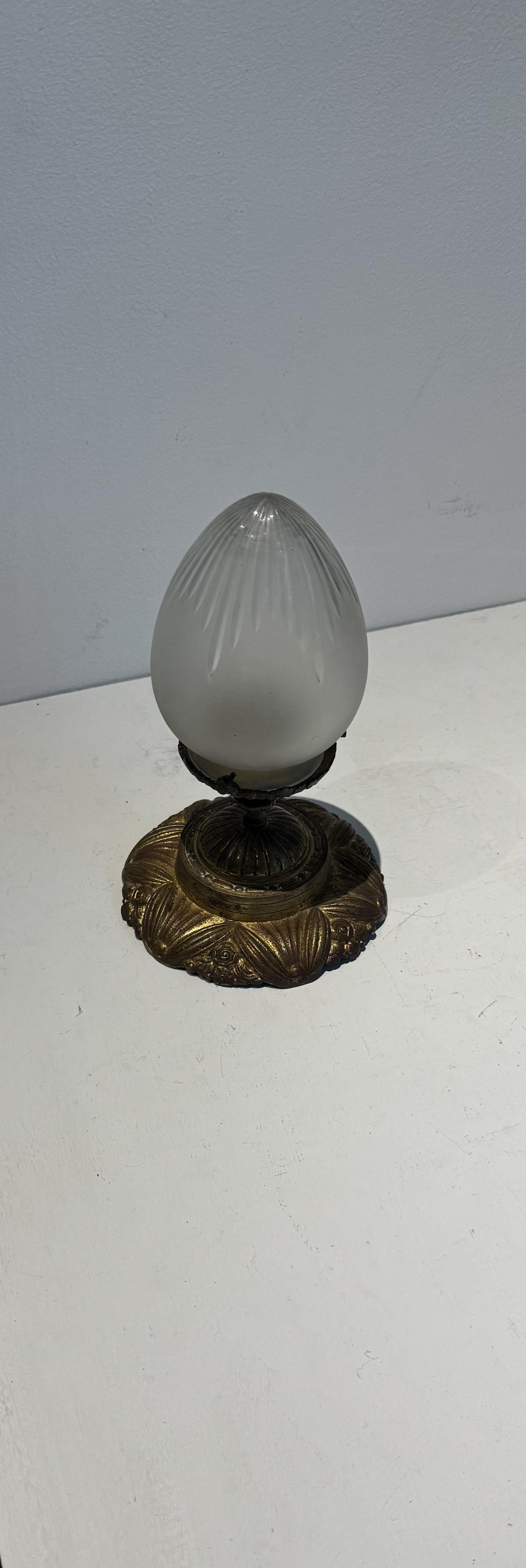 Francese Art Deco Floral Flush Mount, vetro smerigliato e bronzo dorato, Francia anni '30 in vendita