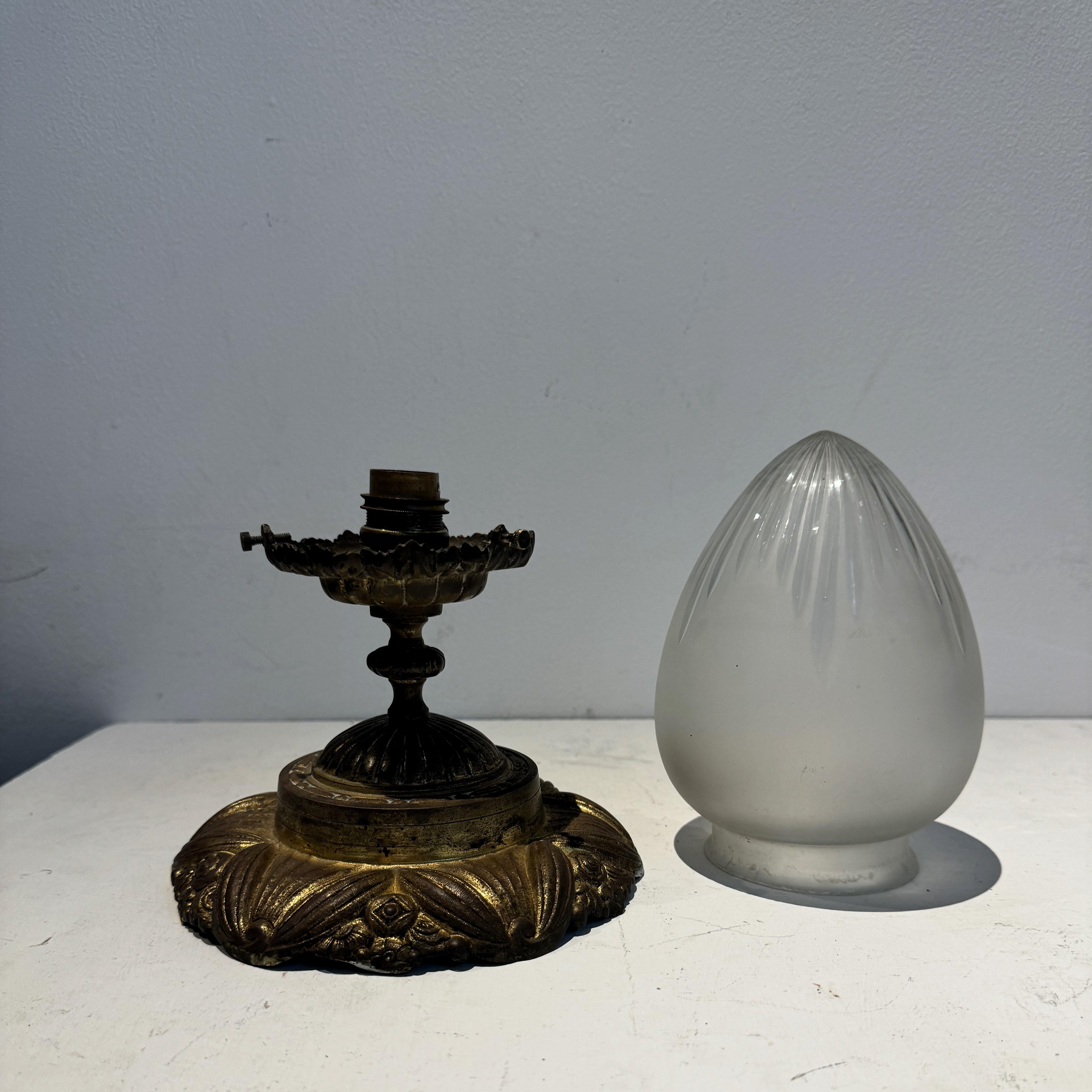 Metà XX secolo Art Deco Floral Flush Mount, vetro smerigliato e bronzo dorato, Francia anni '30 in vendita