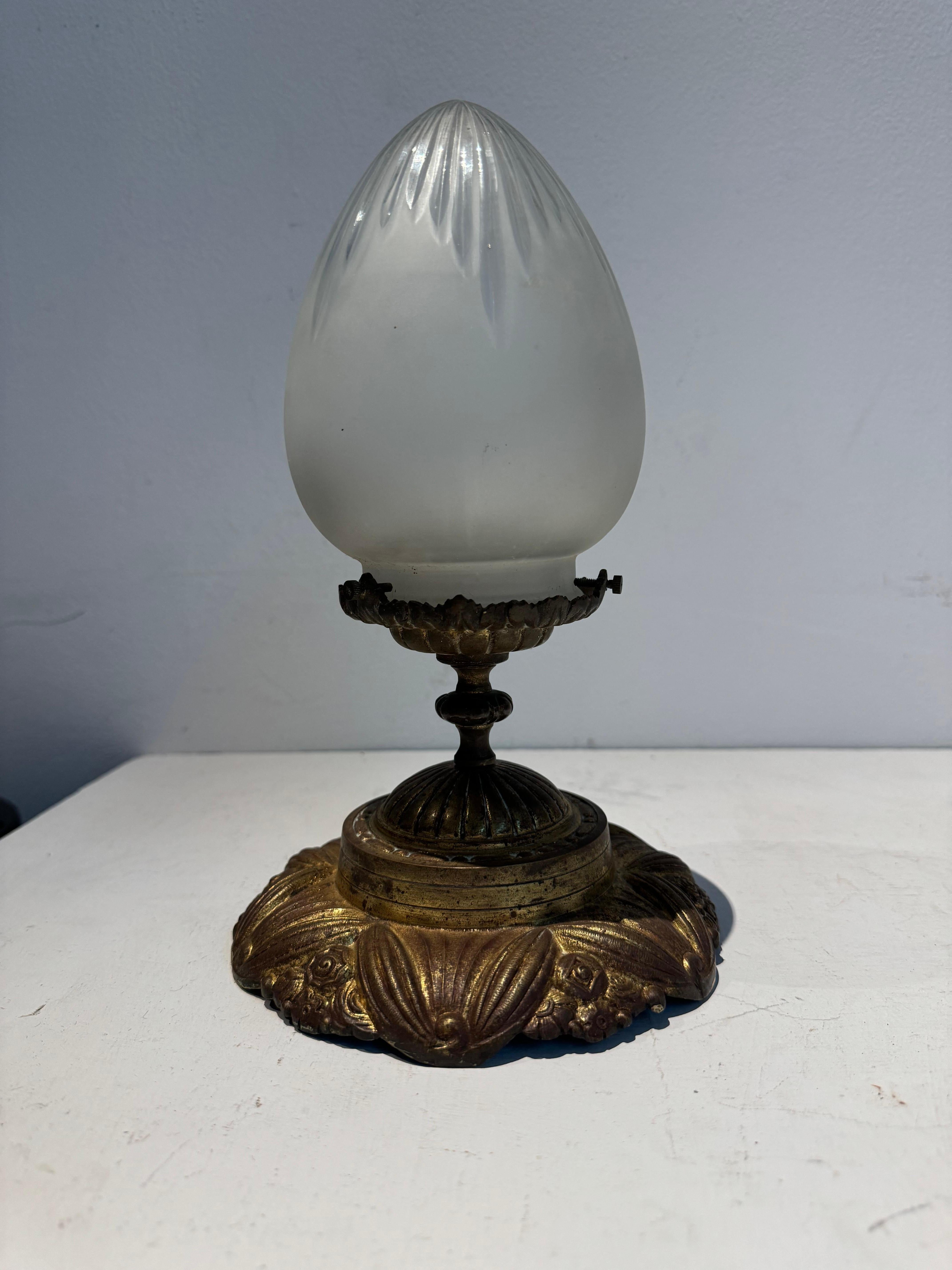 Bronzo Art Deco Floral Flush Mount, vetro smerigliato e bronzo dorato, Francia anni '30 in vendita