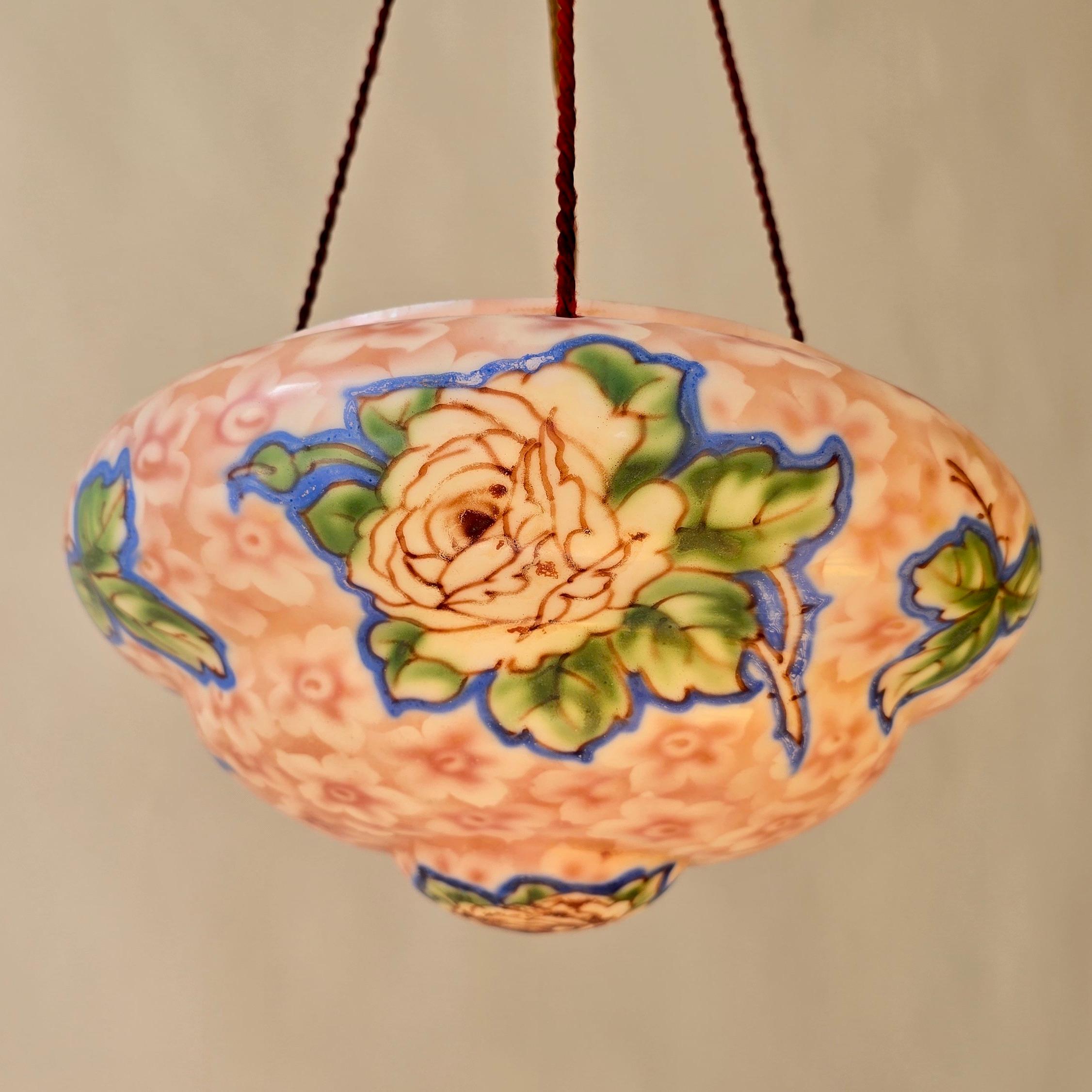 Suspension Art Déco en verre floral, abat-jour en verre pressé mince peint à la main, 1920 en vente 2