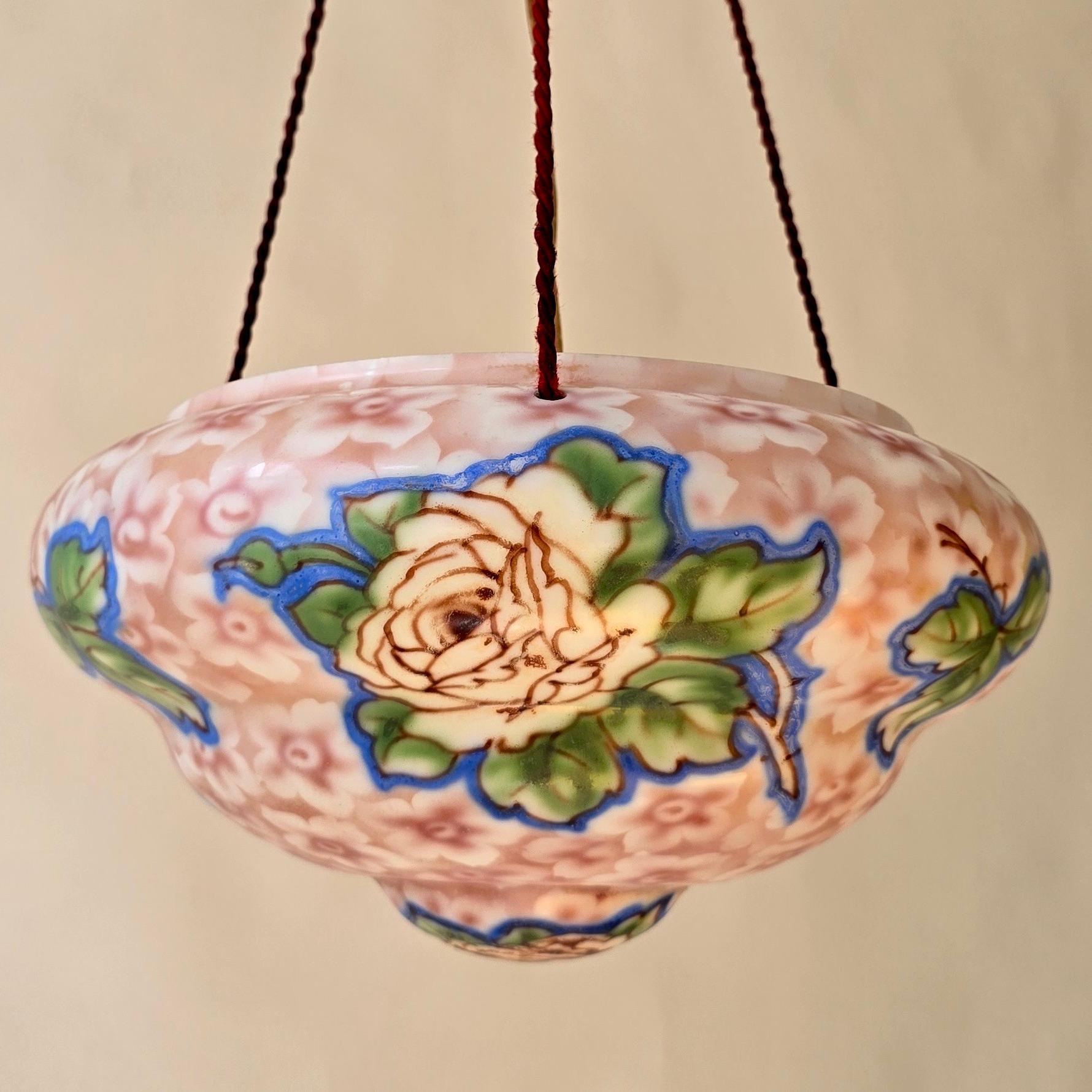 Suspension Art Déco en verre floral, abat-jour en verre pressé mince peint à la main, 1920 en vente 3