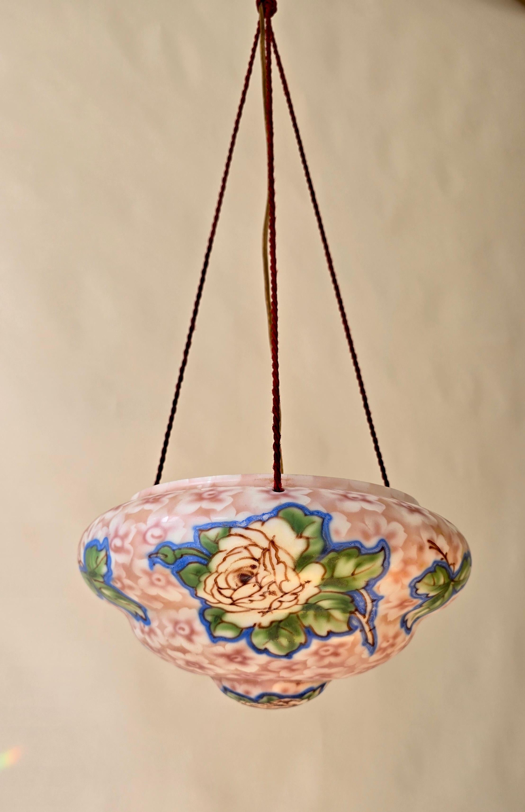 Suspension Art Déco en verre floral, abat-jour en verre pressé mince peint à la main, années 1920

Apportez une touche de charme romantique Art déco à votre intérieur avec cette lampe suspendue florale des années 1920.
L'abat-jour délicat est en