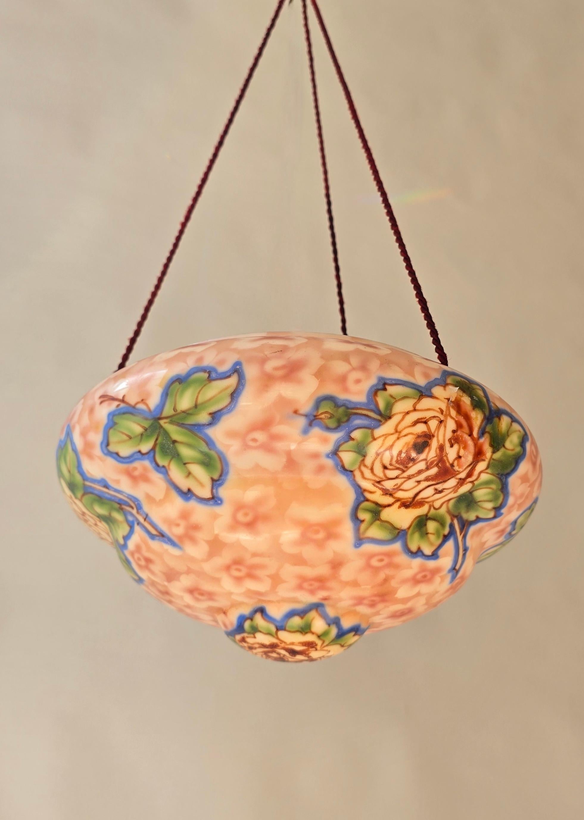 Français Suspension Art Déco en verre floral, abat-jour en verre pressé mince peint à la main, 1920 en vente
