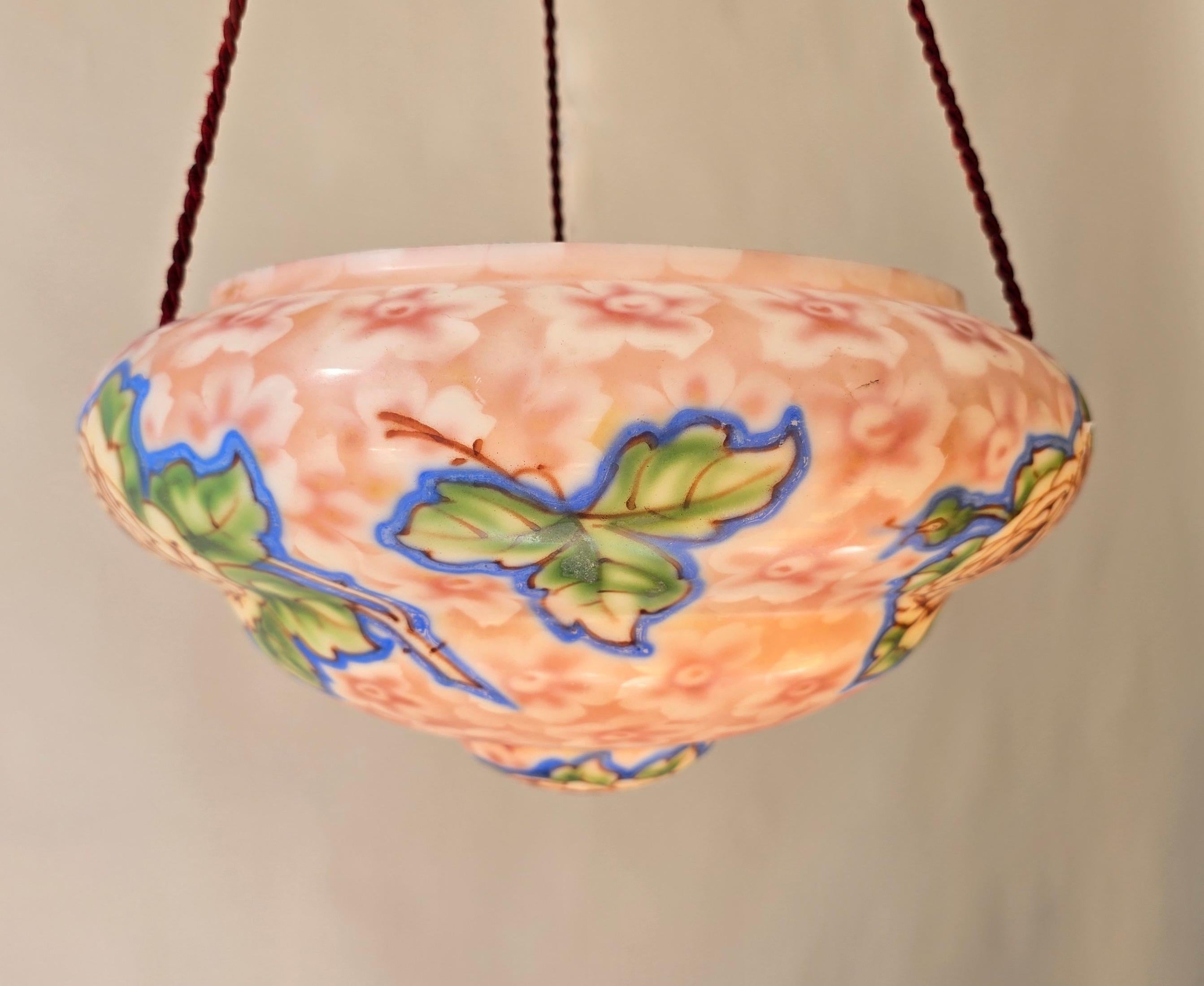 Peint Suspension Art Déco en verre floral, abat-jour en verre pressé mince peint à la main, 1920 en vente