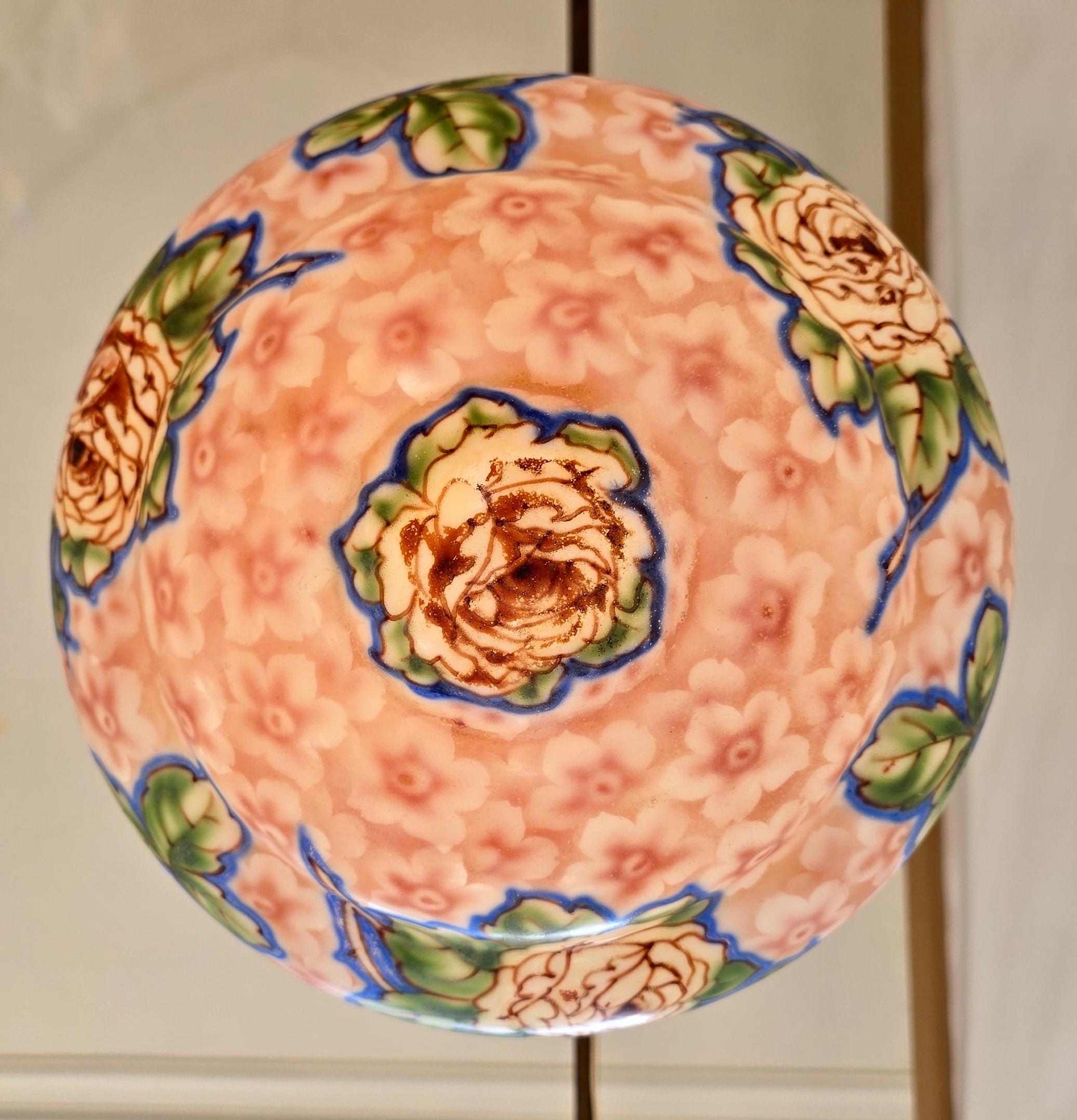 20ième siècle Suspension Art Déco en verre floral, abat-jour en verre pressé mince peint à la main, 1920 en vente