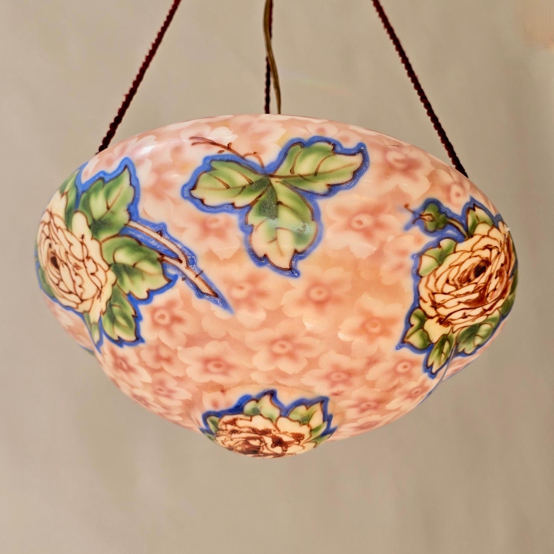 Corde Suspension Art Déco en verre floral, abat-jour en verre pressé mince peint à la main, 1920 en vente