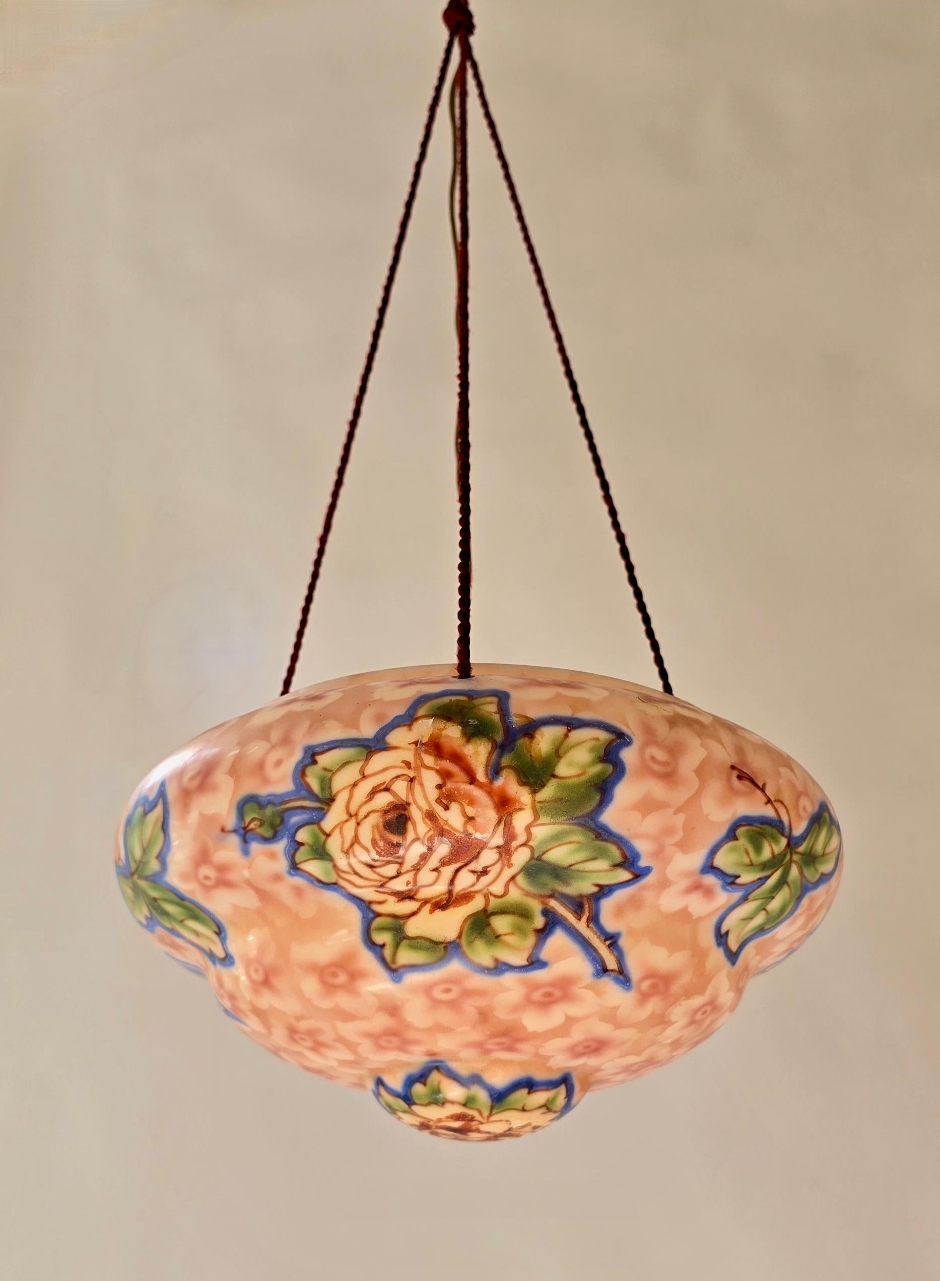Suspension Art Déco en verre floral, abat-jour en verre pressé mince peint à la main, 1920 en vente 1