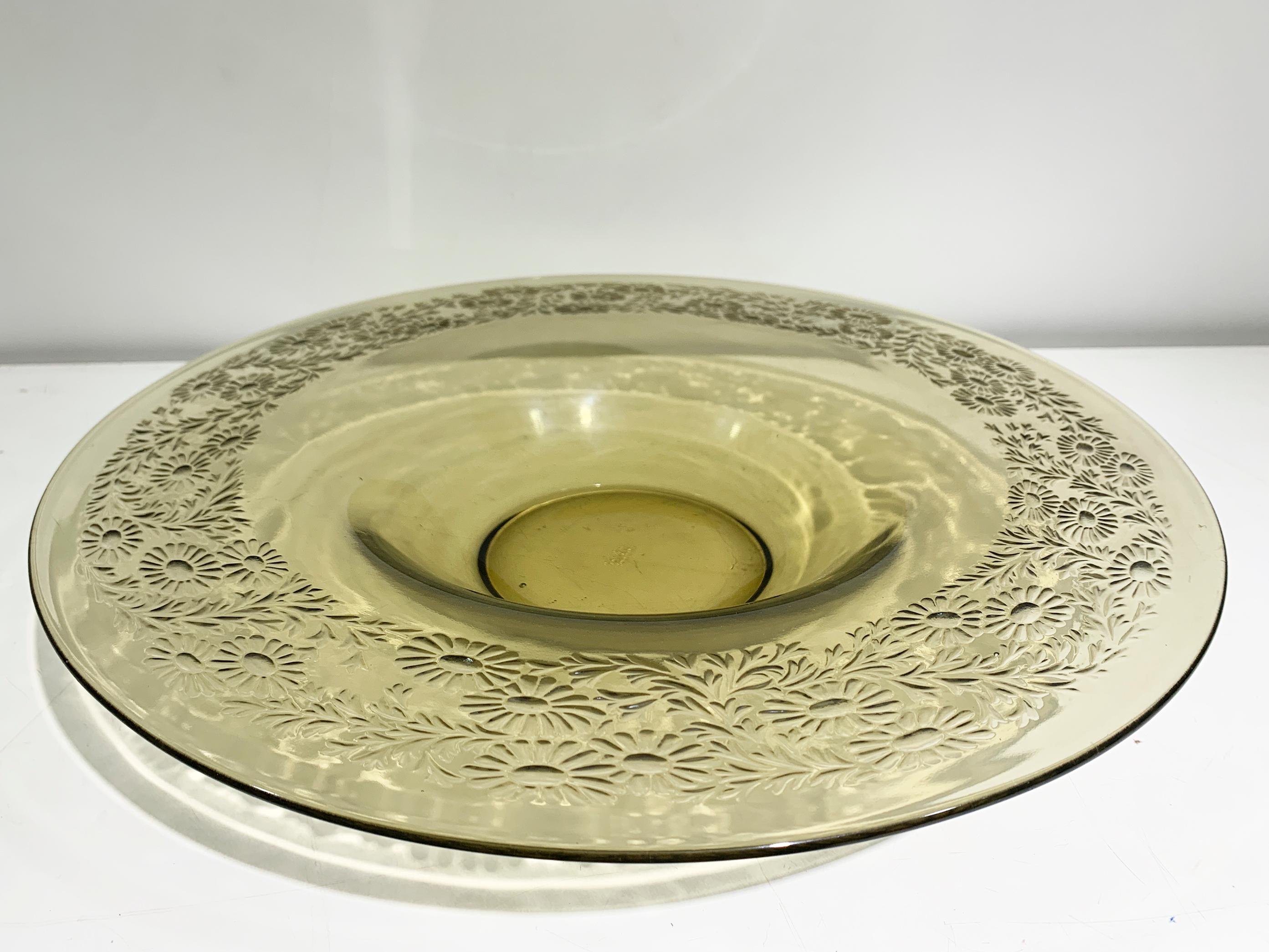 Art Déco Piatto in vetro con motivi floreali Art Deco firmato Verlys Glass France in vendita