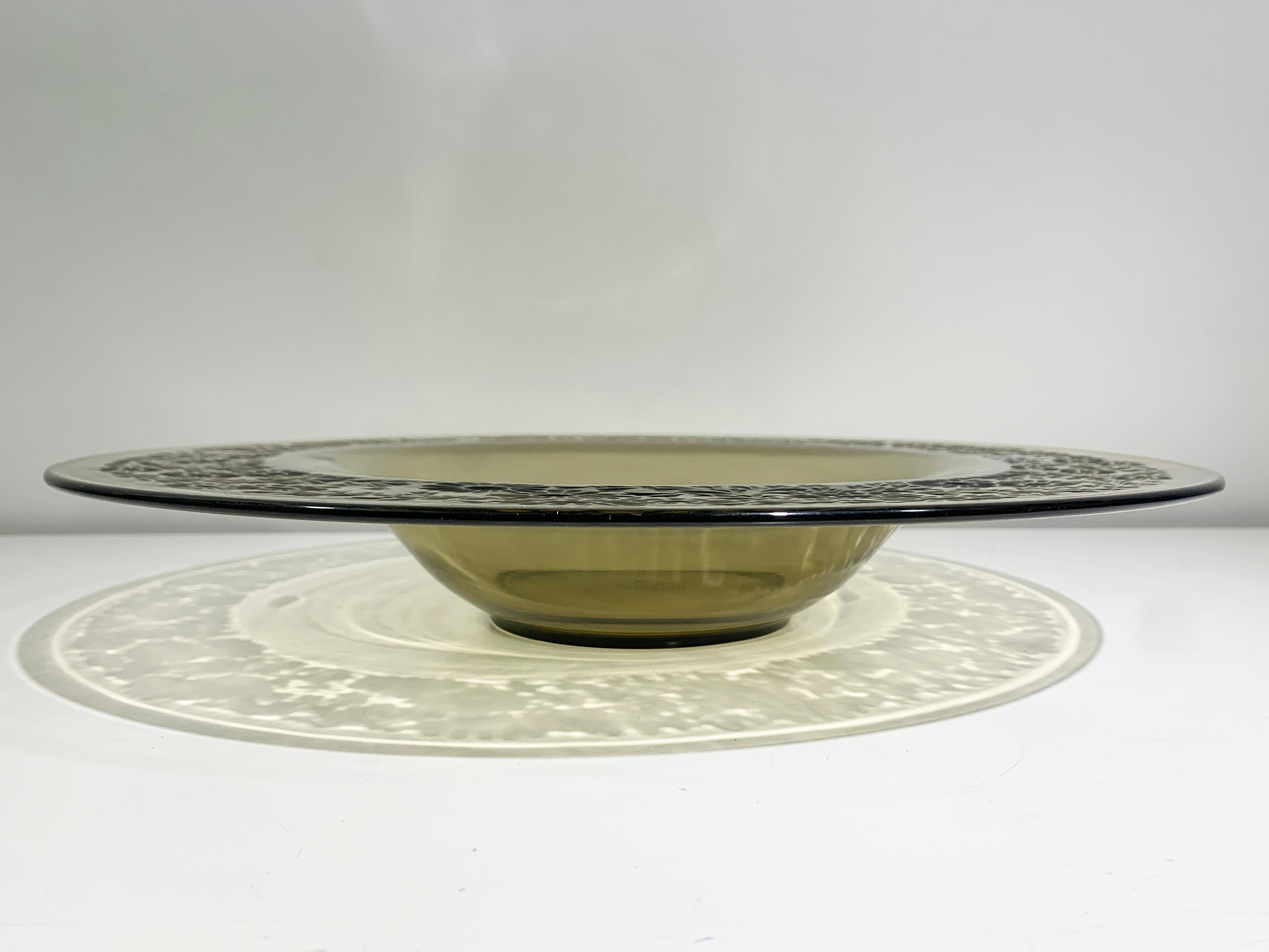 Plato de Vidrio con Motivos Florales Art Decó Firmado Verlys France en Bueno estado para la venta en Beirut, LB