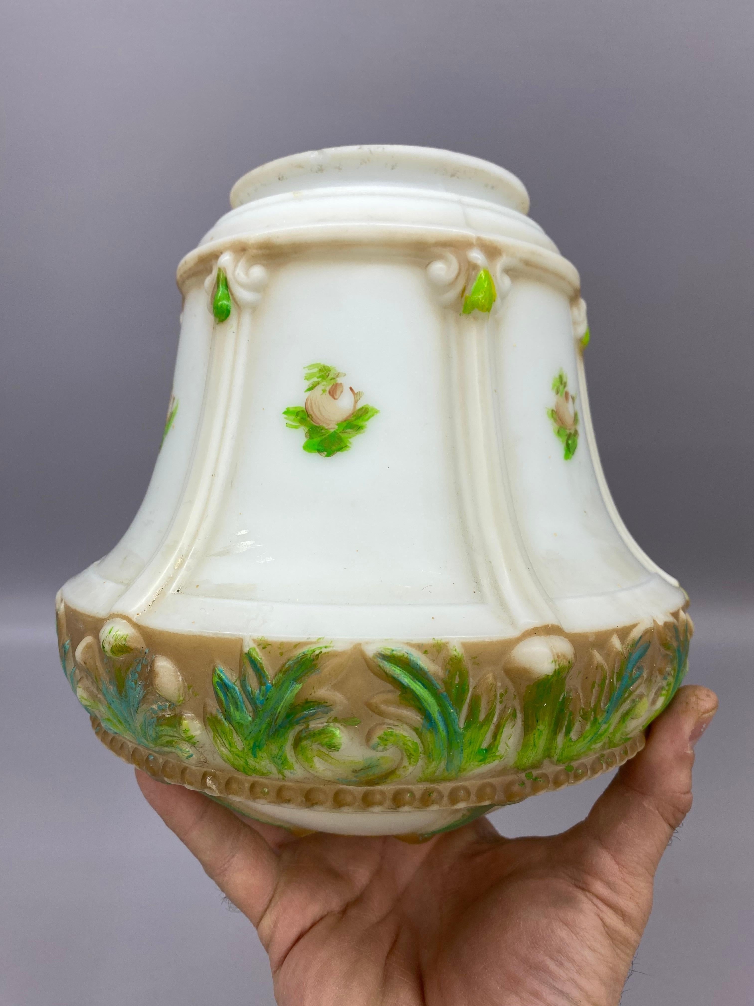 Pantalla de dosel de montaje empotrado de cristal hinchado floral moldeado y decorado a mano con colores. Vidrio blanco en forma de campana con fondo acanalado convexo. Decorado en verde oscuro y claro, amarillo, naranja y marrón. Hacia 1920-30.