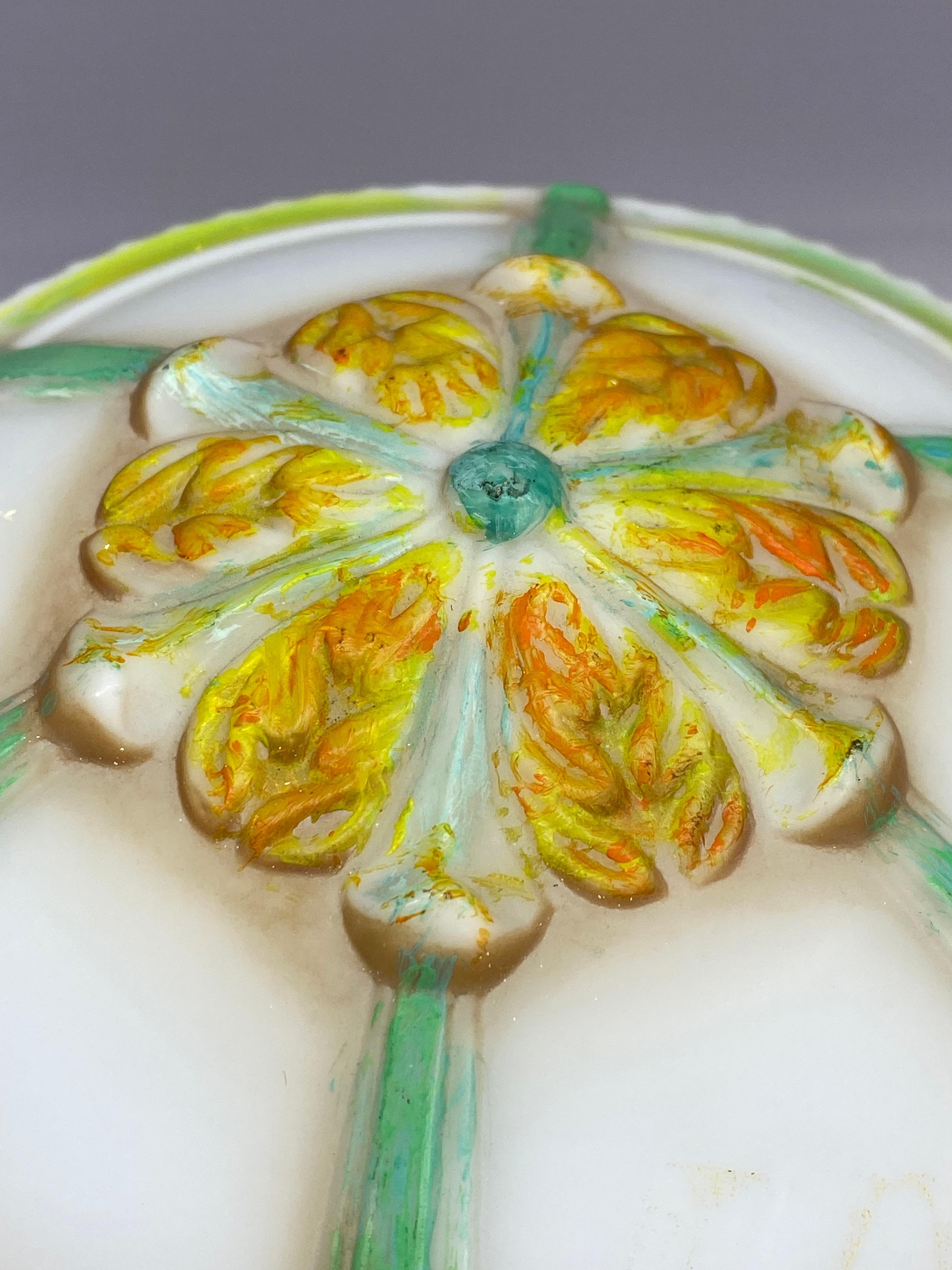 Pantalla de empotrar de cristal abombado con motivos florales art déco Estadounidense en venta