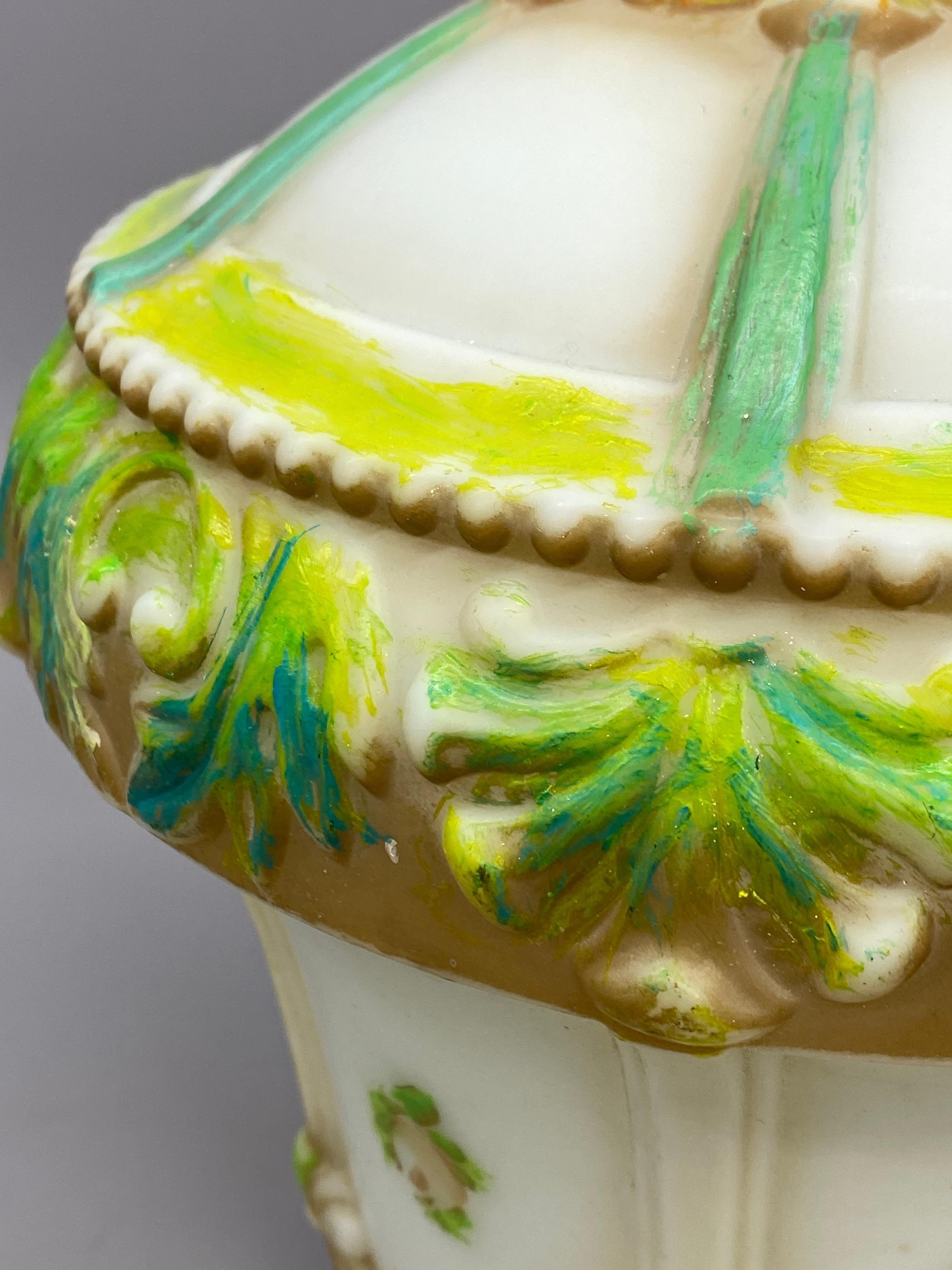 Pantalla de empotrar de cristal abombado con motivos florales art déco Pintado a mano en venta