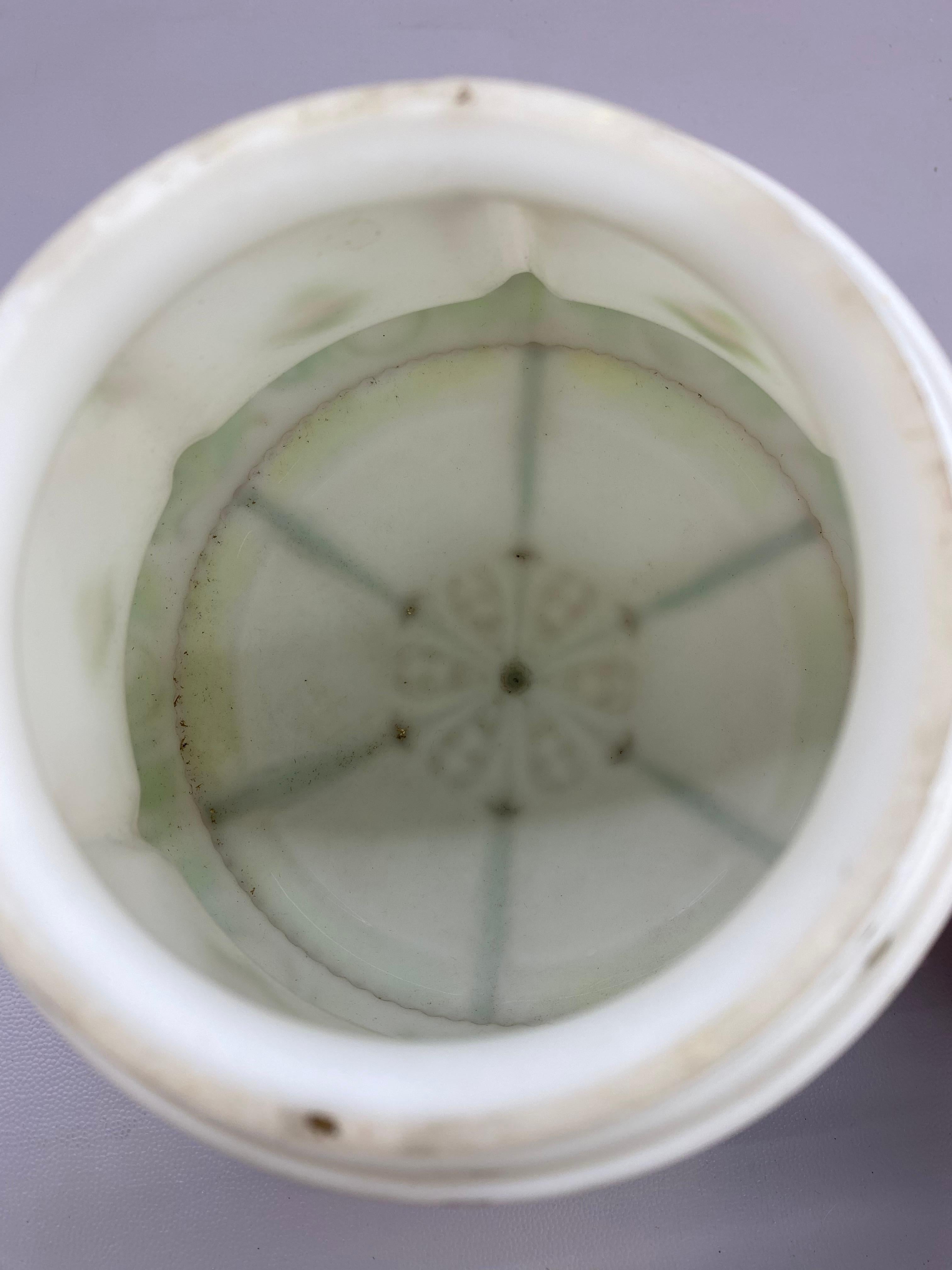 Pantalla de empotrar de cristal abombado con motivos florales art déco en venta 1
