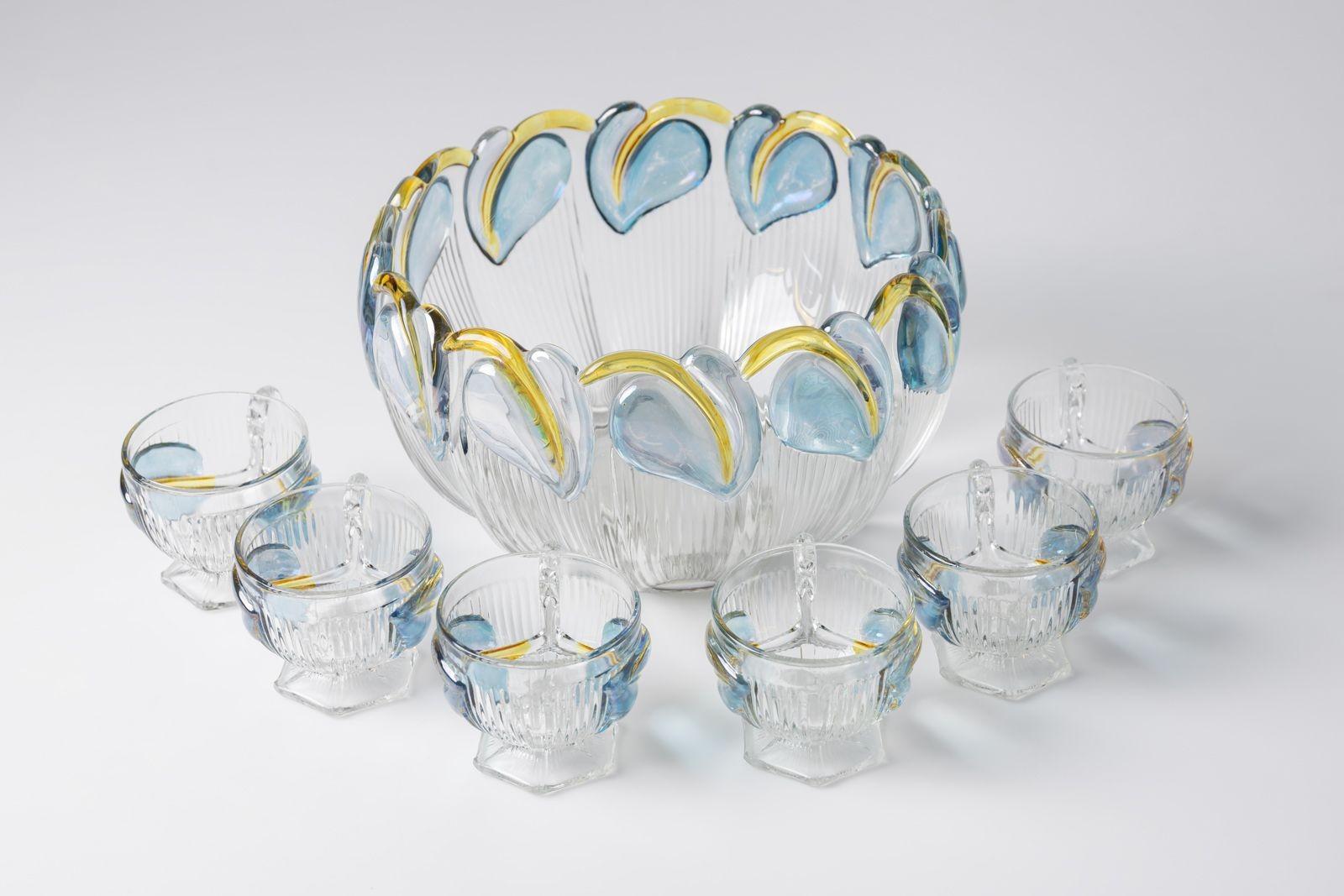 Gerade rechtzeitig für die Feiertage, eine schöne und seltene Art Deco floral punch bowl mit sechs passenden Gläsern circa 1925-30. Dieses Set aus Bowle und passendem Glas ist sehr hochwertig, aus geformtem Glas und in klassischem Art-Déco-Stil und